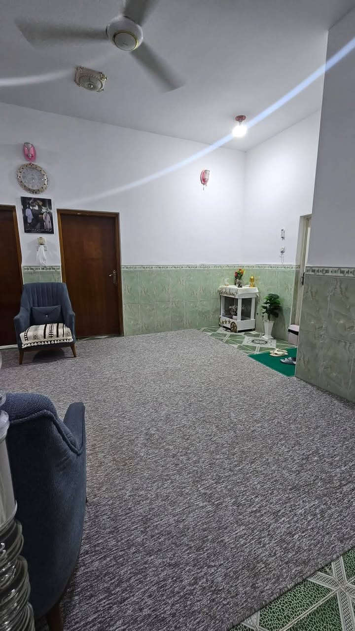 #للبيع
بيت بحي العباس طابق واحد مع غرفة وصحيات فوگ مسلح المساحة ٢١٠م
#التفاصيل:
يحتوي على براني وصالة كبيرة وغرفتين  ومطبخ  مجاميع صحية داخلية وخارجية
قريب للسايدين حي الحسين _ حي العباس  لمعرفة السعر الاتصال على هذا الرقم ***********
