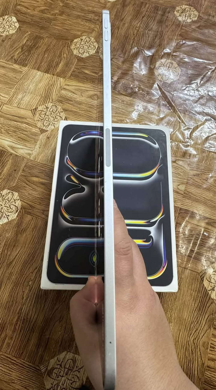 سلام عليكم ايباد ١٣. M4. ذاكره 256 بطاريه 88 جهاز نضيف السعر ٩٠٠ وبيه مجال قليل. عنواني البلديات الصحفيين رقم الهاتف ***********
