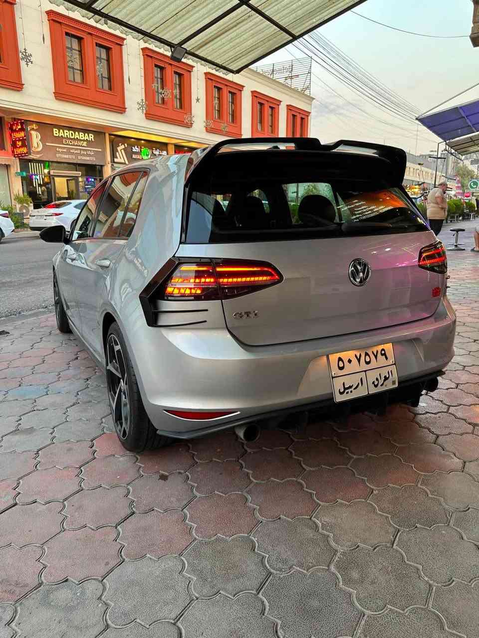 كولف 2017 2.0gti 
ماشية ٩٠ كيلو بدون ايربك ٣قطع صبغ جاملغ وباب وربع بوند وباقي السيارة كفالة بدون بارد بدون شخط 
شاشة الكتروني 
لايتات وبك لايت 7.5
كشن بربري 
شاشة وكامرة 
3 كير 
3 مود 
تحكم استيرن 
سيدي جنجر 
تبريد قطعتين 
مري هيتر 
ثلاجة 
شفتات بلسكان
كير محرك بلادي ومكفول 
سنوية منتهية 
مكان السيارة اربيل عينكاوا 
***********
***********
شرط التحويل أربيل, العراق

