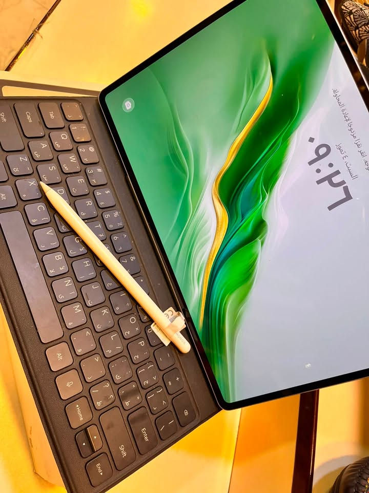 للبيع HONOR MagicPad 2 (أعلى نسخة)
* الرام: 12GB
* الذاكرة: 256GB
* المعالج: Snapdragon 8s Gen 3
* شاشة OLED مقاس 12.3 بوصة بدقة 3K وتردد 144Hz
* الحالة: نظيف جدًا، استخدام شخصي، كلشي شغال 100%
* ما مفتوح ولا مصين ولا بيه أي عطل.
* وياه:
    * ✅ الكيبورد الأصلي
    * ✅ القلم الأصلي
    * ✅ الشاحن الأصلي
    * ✅ كيبل الشحن
    * ✅ الكارتون كامل

السعر المطلوب: 725,000 دينار عراقي
السعر قابل للتفاوض بالمعقول بعد المعاينة. ***********
