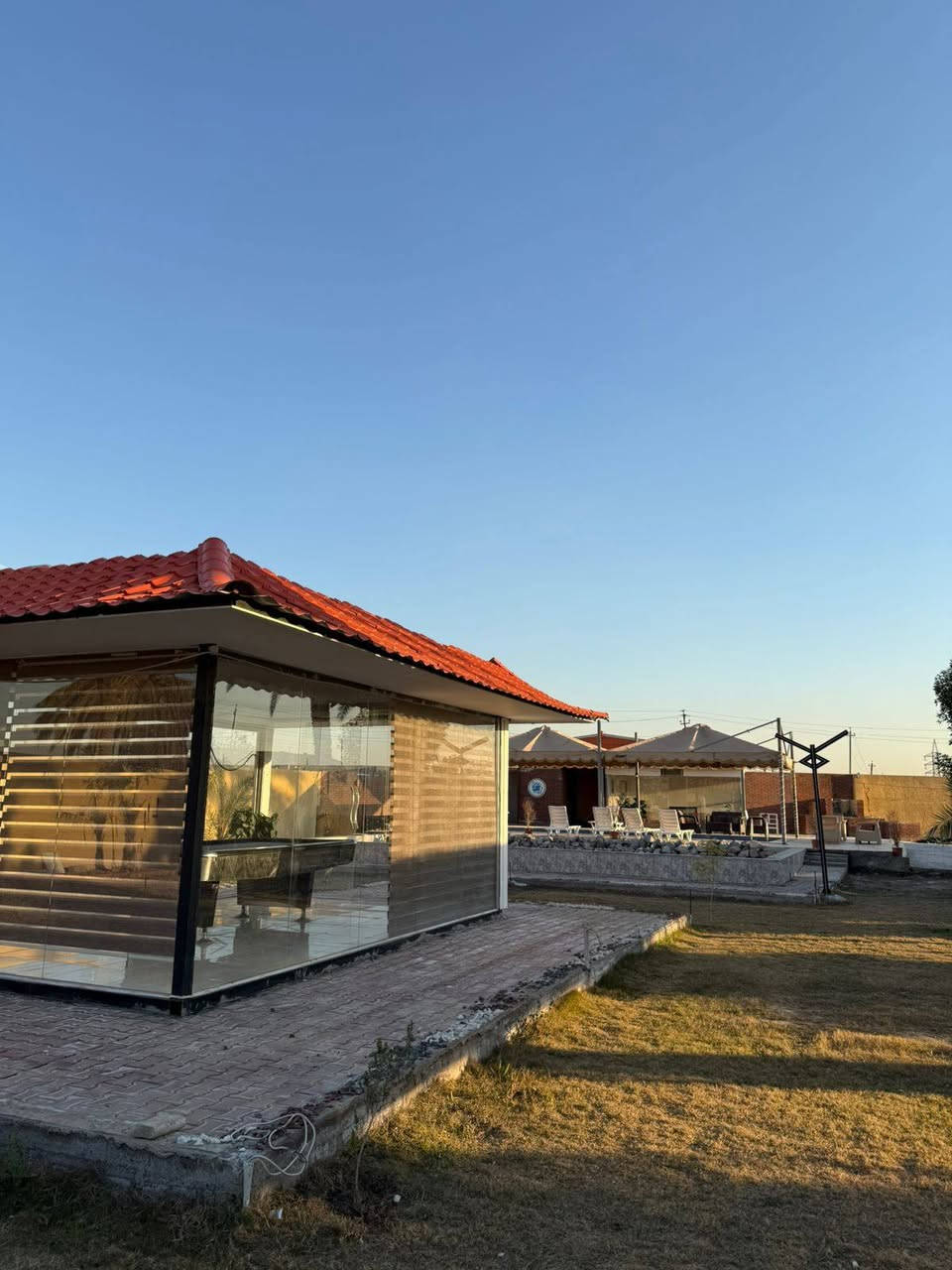 مزرعه بيت اهلنا
***********
دونمين
الدوره البوعيثه قرب المجزره
عدد الاشخاص ٢٥ 
الاطفال لل١١ سنه مجاني
سعر الاضافي لكل شخص ١٥ الف
عوائل وشباب
يوجد مسبح للاطفال 
دونم فقط للحدائق
توجد اربع جلسات خارجيه وعربيه
توجد مراجيح واماكن للكعدات
يوجد باربكيو
توجد بليارد فيشه منضده طائره تنس 
٣ عدد غرف النوم
حمامات داخليه اثنان 
وخارجيه اثنان
يسمح بدخول الديجي
يوجد انترنيت فري مجاني
اليوم يبداء من الساعه ٧ صباحاً الى ال ٦ مسائً الشفت الصباحي
يبدا الشفت المسائي من الساعه ال٧ مساءً الى الى ٨ مساءً
اليوم الكامل من الساعه ٧ صباحاً الى ٨ صباحاً ثاني يوم
