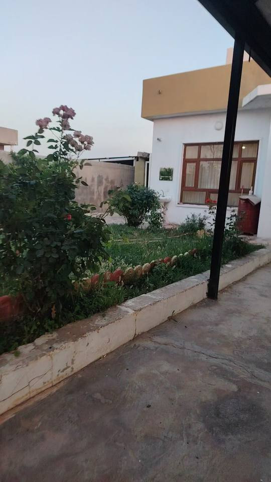 خێرا حرزكردن خانووی زۆر پاک جاهز بۆ فرۆشتن لە گوندی دارەبەن تنيشت گەزنە تەنها 12 دەقیقە لە فڕۆکەخانە دوورە.. دوو مطبخ كةونترو سبليت تيدايه حديقة و حوش خارجي هةيه دیوەخان سقف مغريبييه جاهزه 350$مجال... *********** أربيل, العراق
