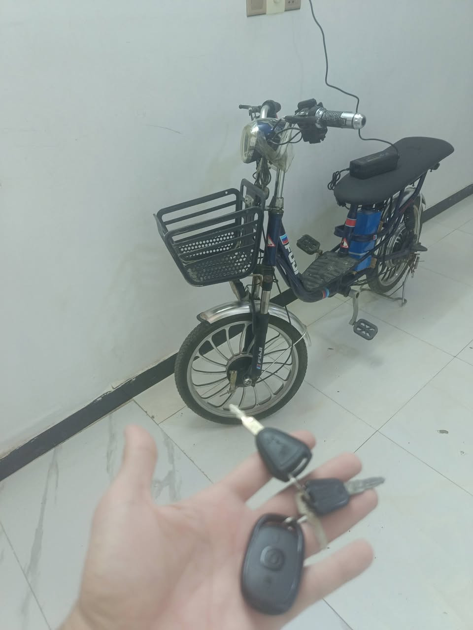 باسكل شحن للبيع نوع فوجي بطاريه ليثيوم + شاحنتهه يشتغل سويج + بصمه بي قفل ويل + انذار سرقه باسكل يقطع مسافه طويله بالشحنه الوحده كودن بطاريه ليثيوم او خفيف جدن بي ٣ سرع سرعه القصوا ٦٠ كم سرج والحافضه مال بطاريات البلاديات موجودات سعره ٢٧٠ بي مجال للاتصال *********** وتساب موجود بغداد البلديات
