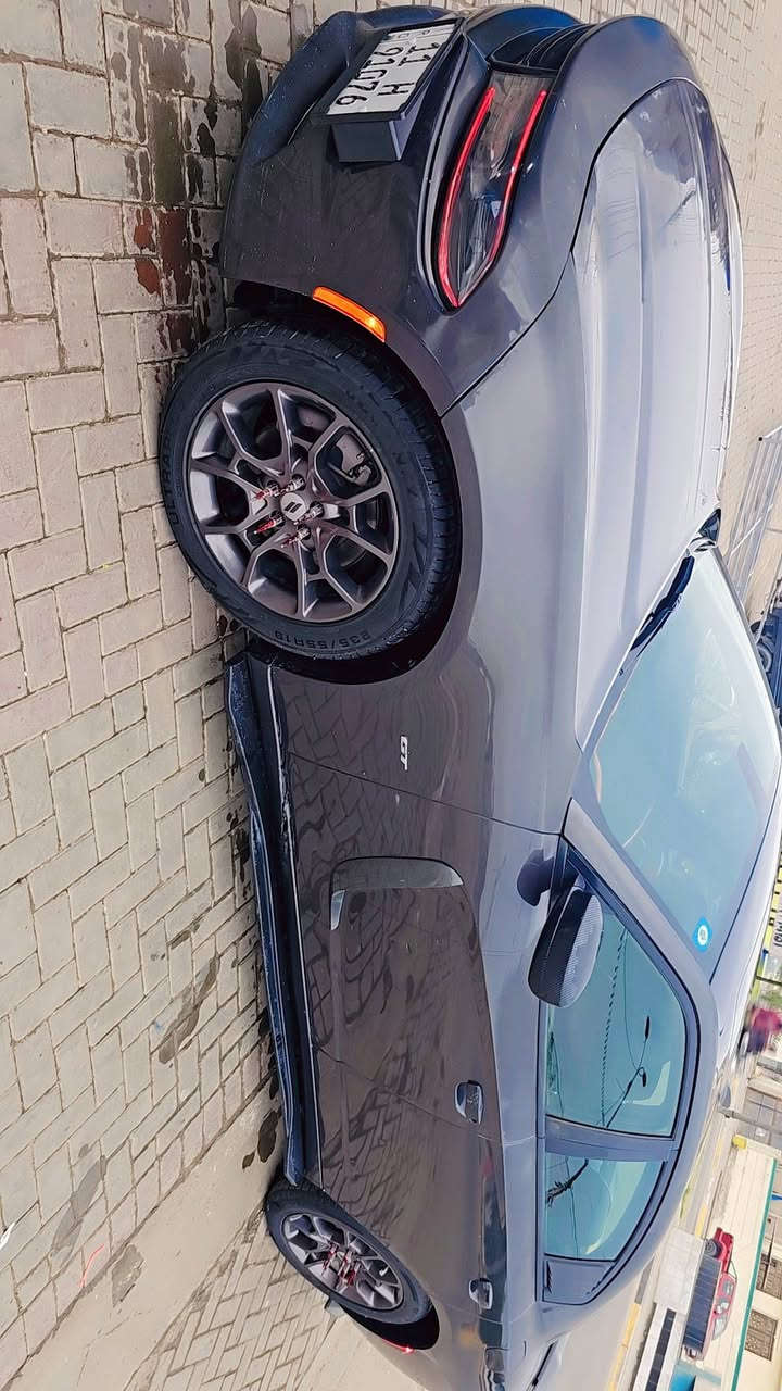 السلام عليكم للبيع جارجر مديل 2018 رقم بغداد الدولي السنوية لل 2030 فول GT السيارة فور ويل ماشية 120 K اللون فيلي السيارة داخلة بيها بارد الجهة عكس السايق وبالعراق  بيها حادث بسيط ونصبغة جهة السايق وربع من البنيد  وحاليا جهة السايق جاردة يرادلهة اعادة صبغ كل التفاصيل ذاكرها الك ا مع السونار السعر 170 مكان السيارة بغداد الدورة ***********
