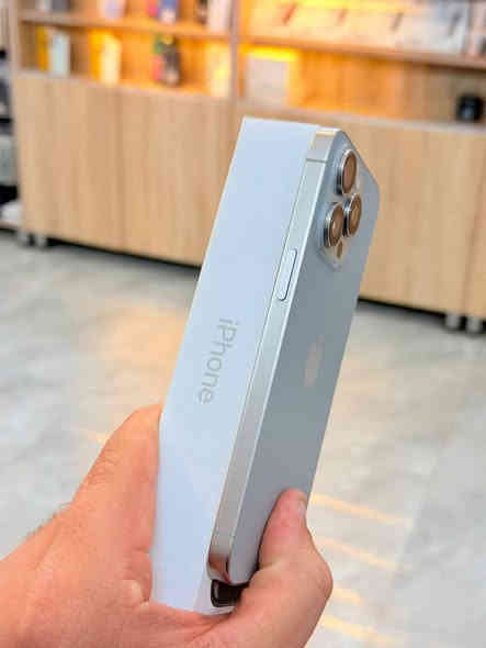 السلام عليكم تليفون ايفون للبيع 

‏15 pro max 
شرق اوسط AA/A
ذاكرة 256 كيكابايت
بطاريته86٪
لون تيتانيوم 
نظافتة 100/100

ملحقاته كامله (الكارتون + كيبل الشحن الاصلي + راس الشاحن الاصلي +خمس حافظات + لاصقة شاشة + حماية عدسات الكاميرات +

سعرة مليون و100 الف دينار وبي مجال 
مكاني البصرة الزبير 
رقمي***********
