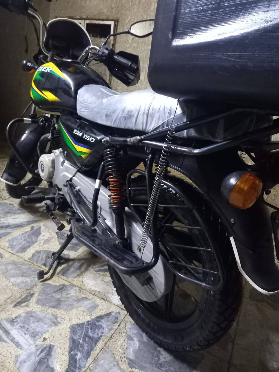 بوكسر مديل 21دراجه بلاديه محرك. ممفتوح.  ناعم بيه خيط. خفيف تبخير دراجه نضيفه وناعمه نكره سلف كهربائياتها كلها شغاله اوراقها ضايعه اسويلك مكاتبه سعرها 775مكاني بغداد حي الجهاد قرب بانزين خانه‏‪***********‬‏
