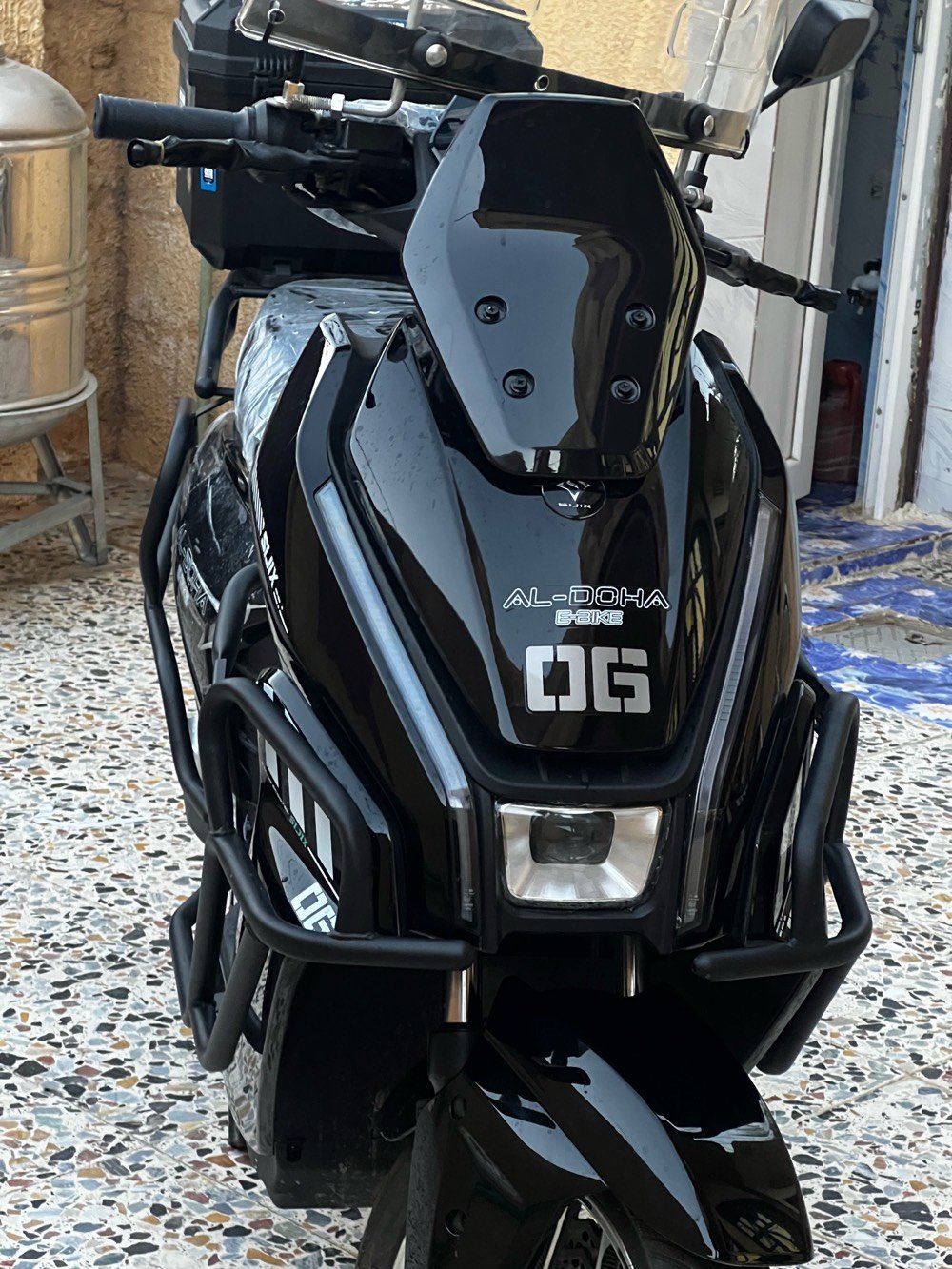  دراجه كهرباء (شحن) 
ملف 3000
بطاريه ليثيوم 
بعدها بالضمان 
الشكل دور جوز تلكه نفسه 
نظافه 
مشتني 70 كيلو و ما طفت و اكثر من مره عن تجربه يعني 
محتاج افلوسها تريد تسأل اي سؤال يخصها اني حاضر تجي تشوف و تتاكد هم و ابحث عن هيج مواصفات و ابحث عن الملف حاطلك صوره للشركه مالته 