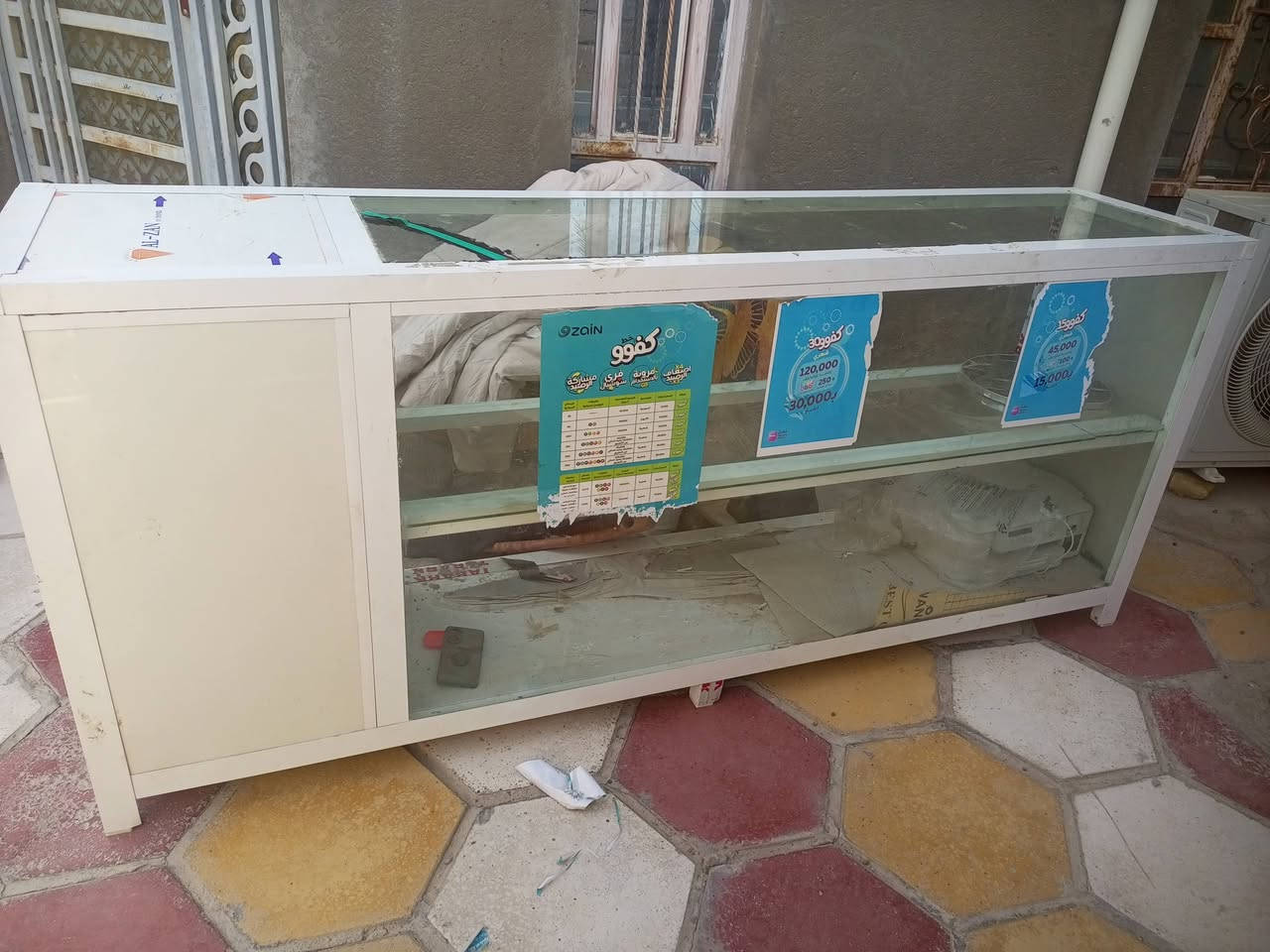 ميز للبيع طول 2 و20 والارتفاع 90 بسعر حلو ومناسب
للاتصال ***********
