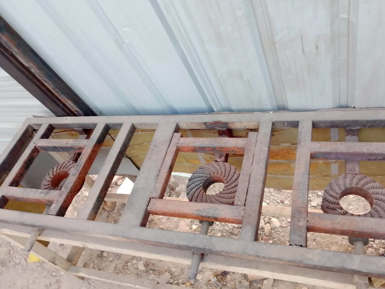 السلام عليكم غراض لبيع منطقة حي الجهاد  لاستفسار اتصل ع هذا رقم ***********

