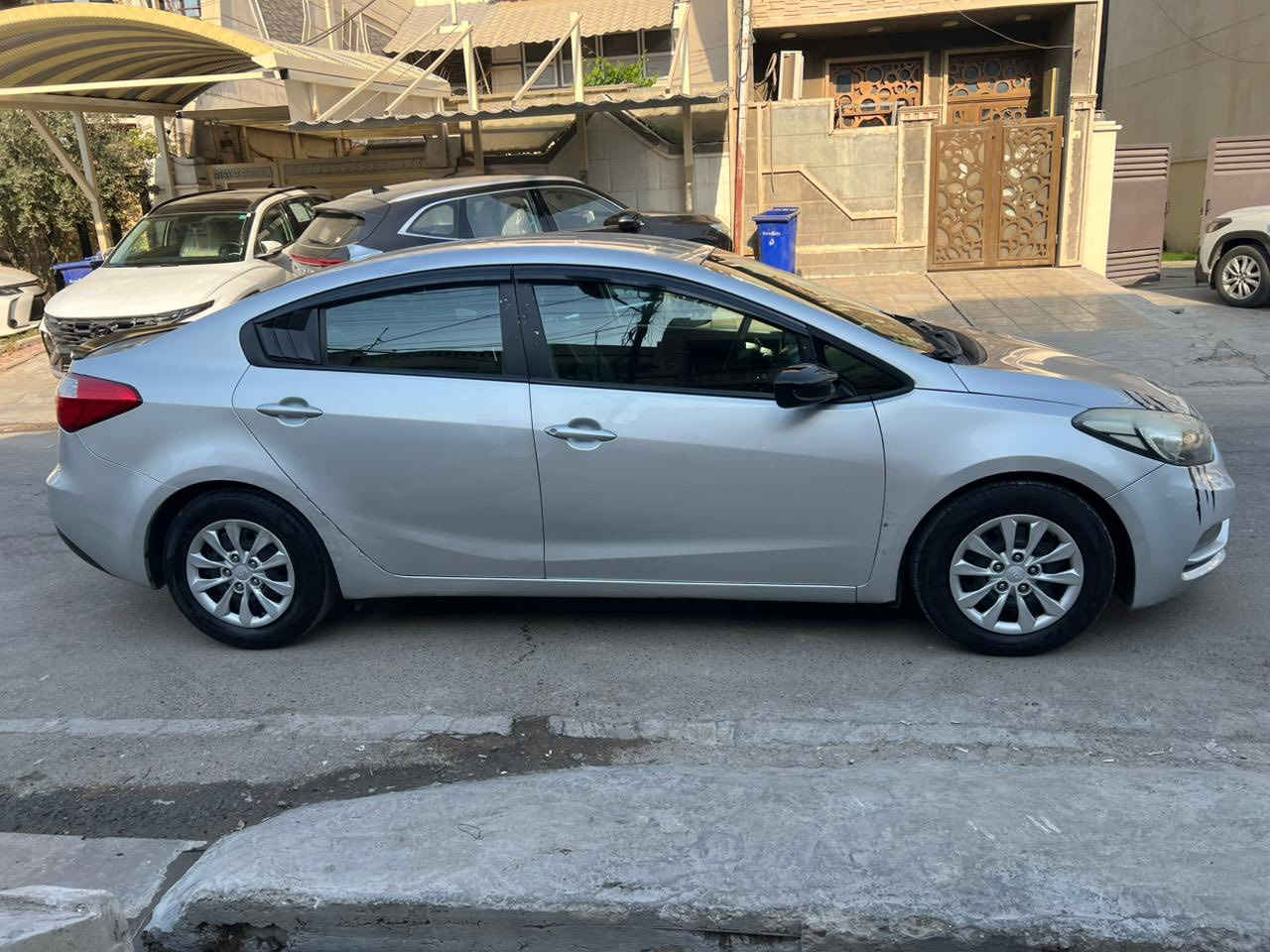 السلام عليكم
كيا فورتي kia forte  وارد امريكي للبيع ...
موديل 2016 / لون سلفر 
معدل المشي 79 الف ميل 
رقم بغداد مشروع وطني 
مواصفات السيارة ...
مكينة دوش 2000 / كير ATM 
من الداخل مدوشمة جلد بالكامل 
شاشة تدعم الكار بلي سعرها 100$
كامرة خلفية full hd 
تحكمات ستيرن 
نظام ABS ونظام مانع انزلاق ونظام ايكو ECO 
الكير والمحرك مكفول 

حادثها 
تبديل بوب 2 نفس اللون مال حاوية جهة عكس السايق 
معجون وصبغ يم قبغ البانزين تقريبا شبرين من جهة السايق 
بيها طخه بالصندوك ومعدله عالبارد 
حادثها الي بامريكا من يم البنيد بدون شواصي وراجع بارد ومكحل 
السيارة بدون دواخل ولغد وشاصي مكفولة

السعر 109$ وبيها مجال بسيط
فقط واتساب ***********
