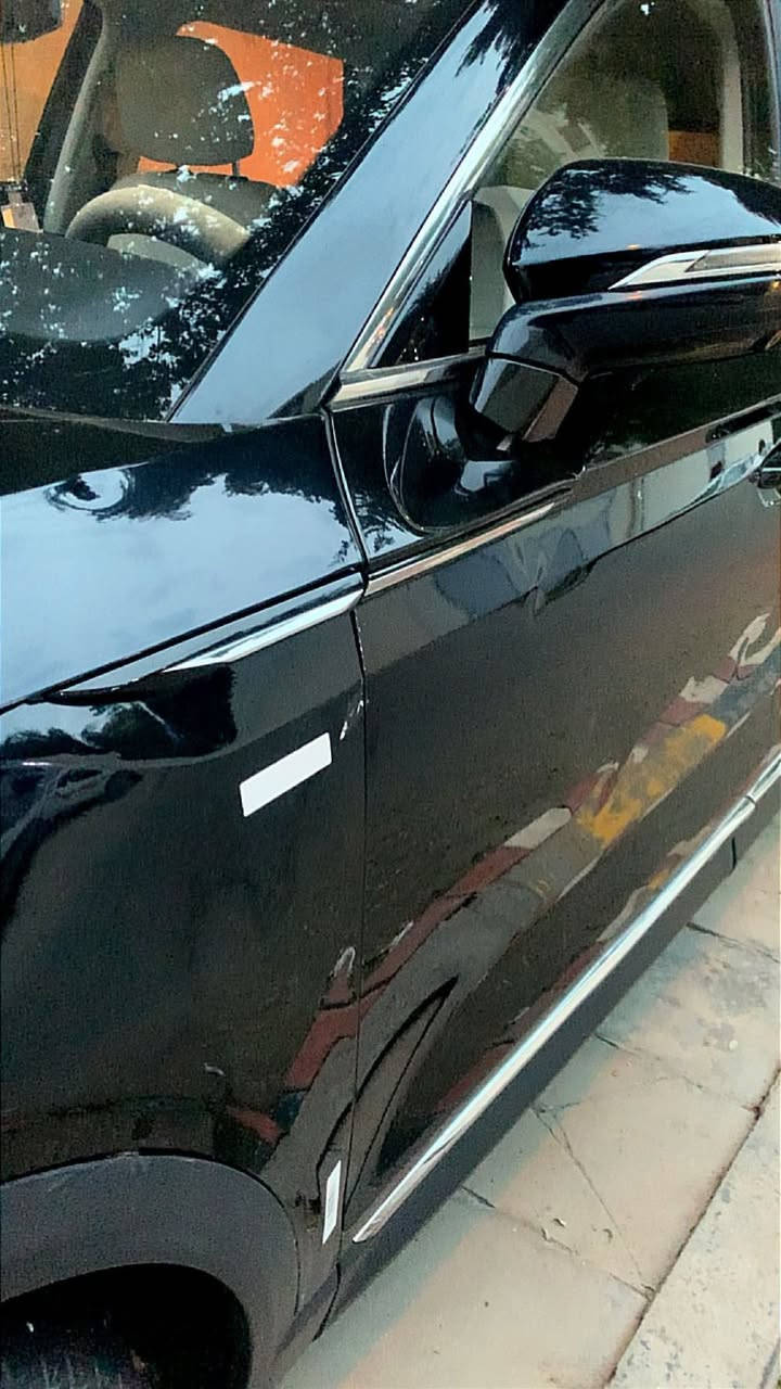 السلام عليكم للبيع بيستون تي السياره بعدهه بلضمان الشركه محرك 1600
السياره ماشيه 152 تايرات الشركه بيهه 
كامرات 360 درجه دواره 
كشنات جلد + كهرباء 
فول مواصفات 
بيهه طختين جهه الصدر شخط على طول الباب 
وباب السايق 
السياره حيل نضيفه 
شباب اني مكلف بلنشر سعر السياره 185 وبيهه مجال رقمي *********** 
مكان السياره بغداد كراده داخل 
مجاور جسر المعلق
