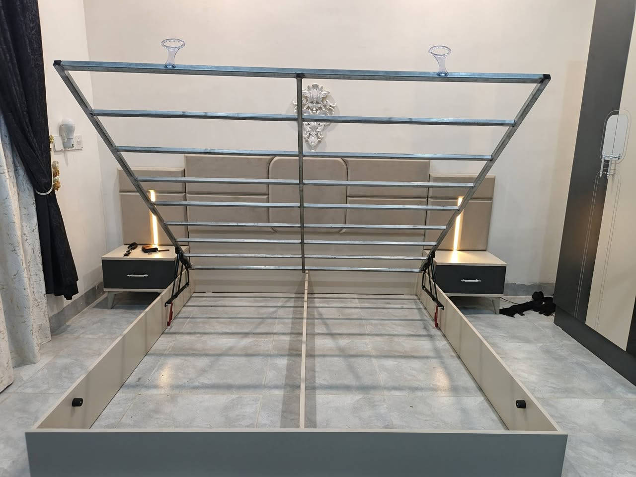 سلام عليكم غرفه نوم مودرن كلش حلوه ونازكه 7 قطع كنتور 3 امتار 8 ابواب اثنين منهن جام واضائات لينر بلكنتور والكومديات 
والسرير شامو وجك هايدروليك سعره قفل 750 الف (( مشتريها قبل اسبوع اب مليون وسبب البيع اريد اخذ غرفه شبابيه مال نفر ))
عنواني كركوك ***********
