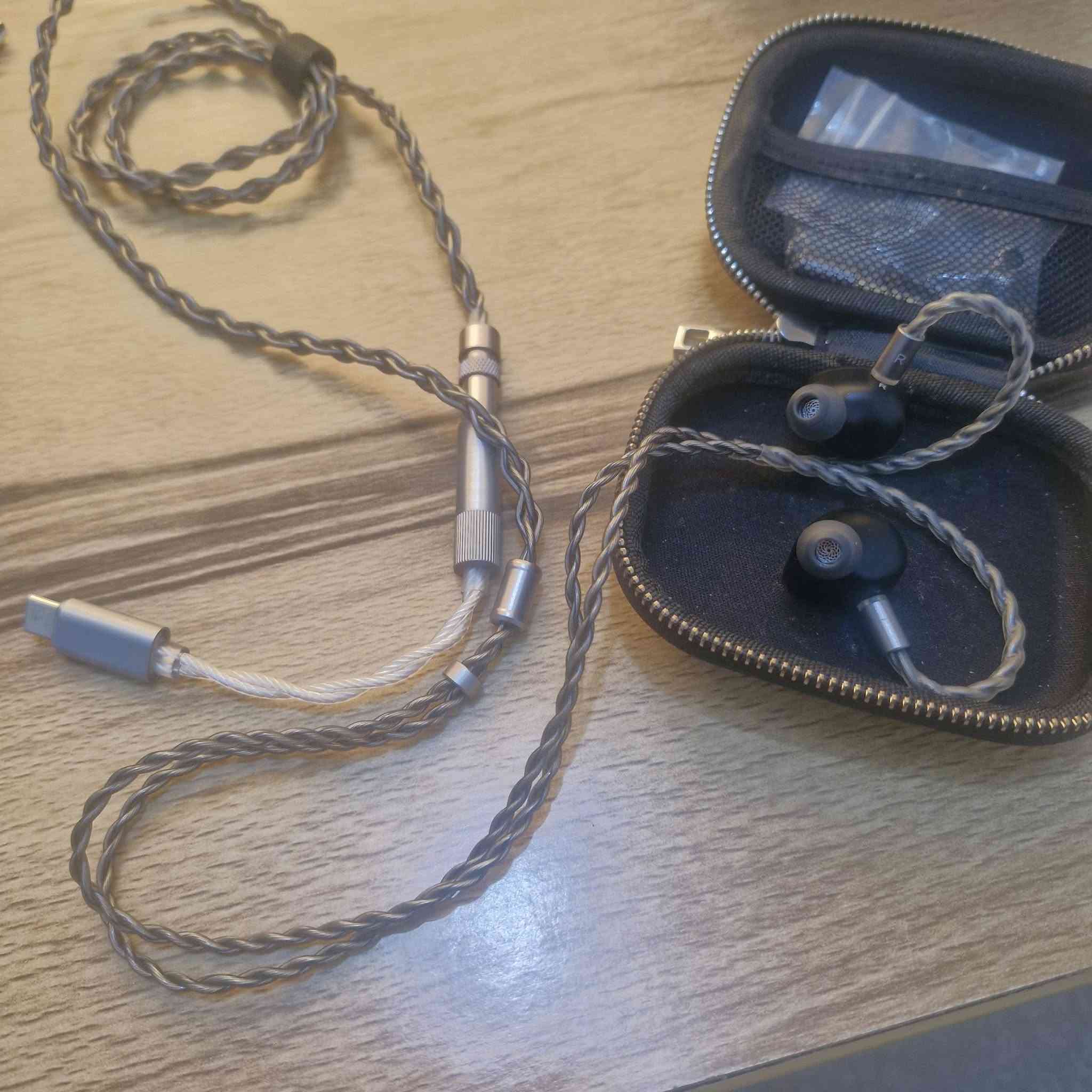سماعات kefine quatio للبيع
سماعات نظيفة صارله شهرين عندي مابيه اي عطل غراض كاملة و راح انطي وياه الdac 

رايده هي و التحويلة ب175 الف وبيه مجال بسيط

 مكاني بصرة و توصيل متوفر

هذا رقمي للي يعجبه ***********
