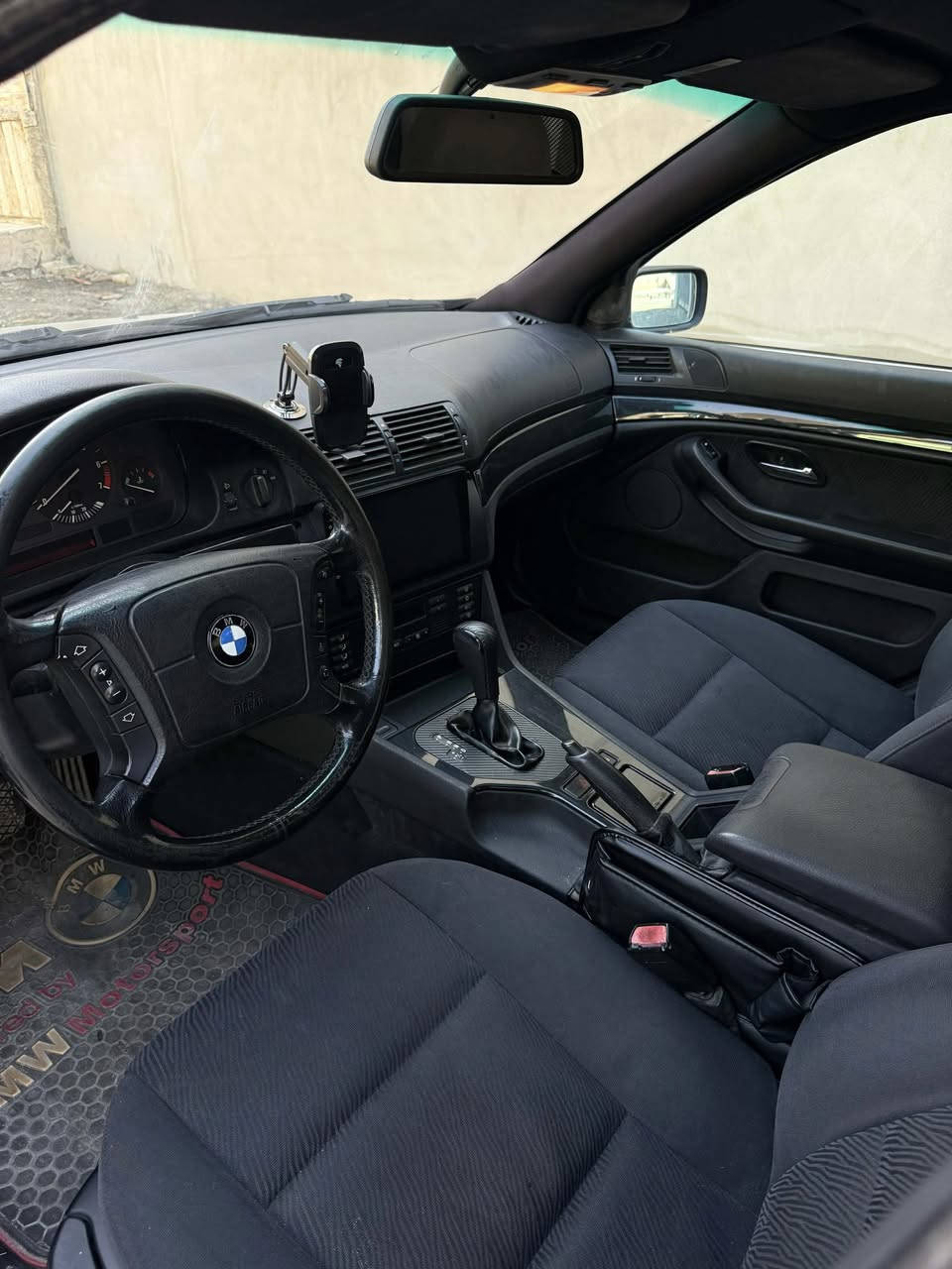 BMW. E39
محركً كير كلو شرط
صبغ جماليه 
رقم نينوى الجديد 
سعرها 98 
شراي اتصل 
***********
