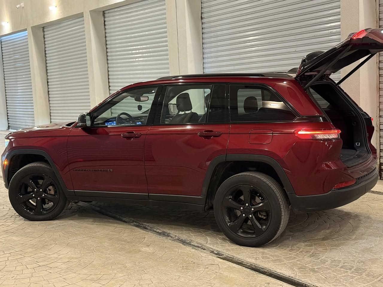 السلام عليكم للبيع موديل 23 ماشيه 30الف صبغ البنيد فقط فور ويل فتحه داخل جلد باب خلفي كهرباء السياره بلاك توب مكانها الكراده *********** ب315 وبيهل مجال
