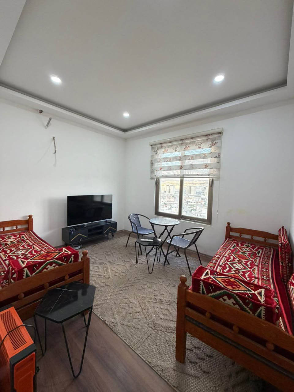 شقه للبيع بسعر مناسب 
مجمع باك لاند على طريق كويه 
خلف مدينة العاب ماجدي لاند
3غرف نوم 
160متر 
موثث كامل *********** اندريه أربيل, العراق
