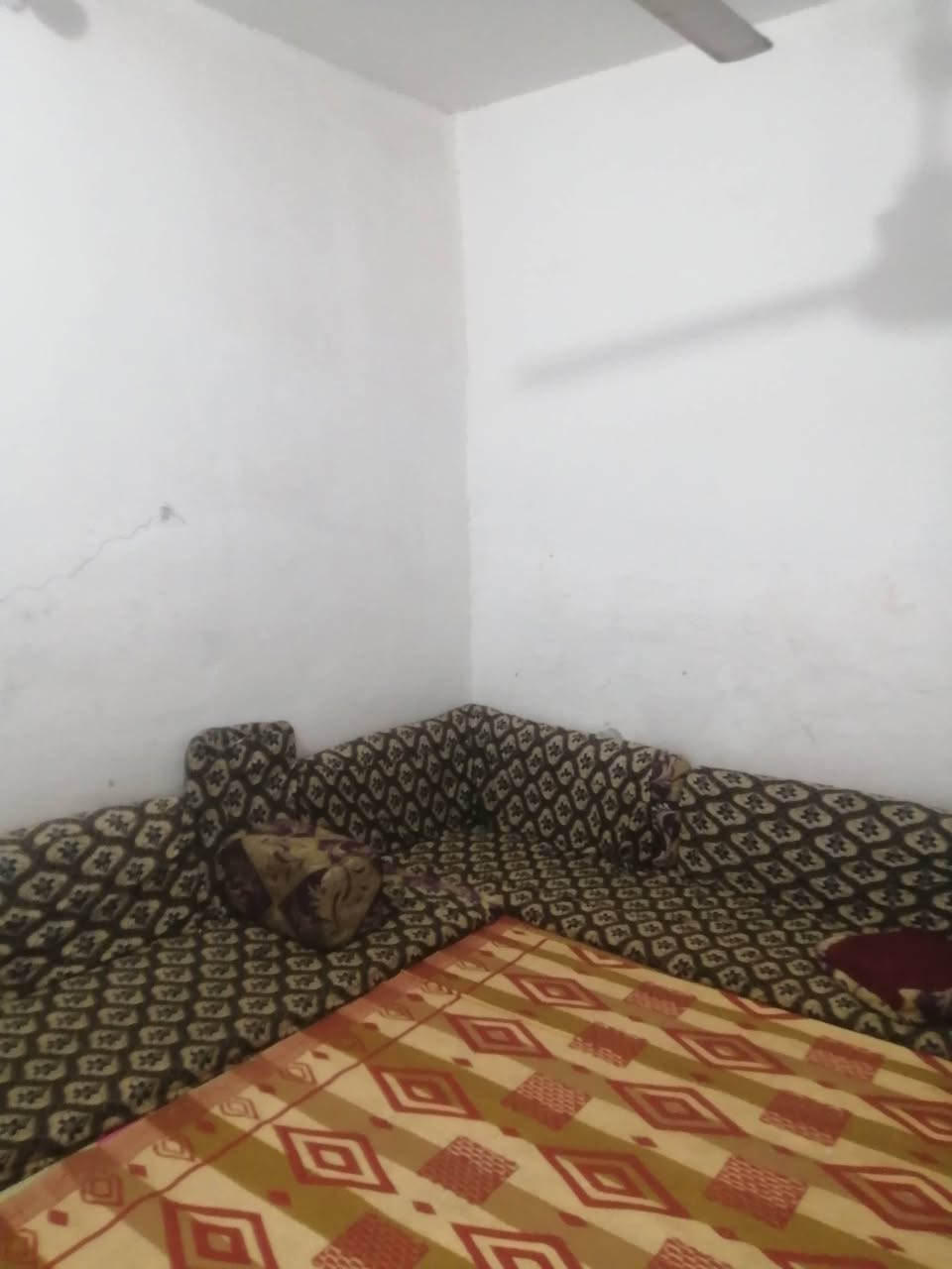 بيت للبيع في حي العامل 3 120 متر مربع مع محل على شارع خدمي مقابل حديقه ملك صرف الاتصال على الرقم *********** واجهة البيت 12 متر والنزال 10 مثل ماموضح بل الفديو
