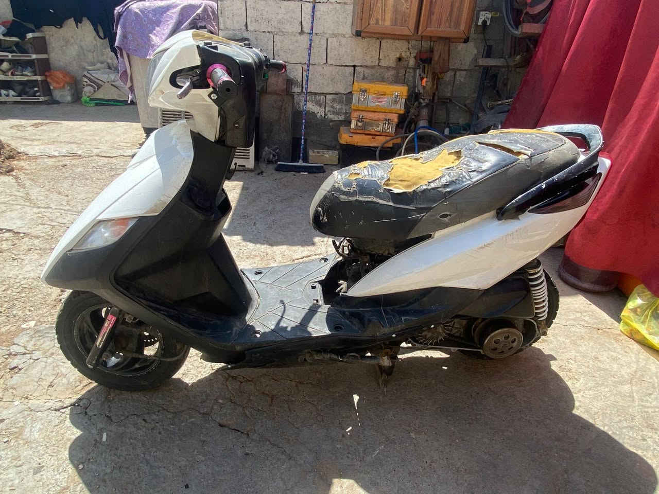 سلام عليكم دراجه بانزين للبيع
النوع ثعلب جيتي آر 
موديل ألفين و 8
الدراجه نقصهه فاكيوم و كابريتر
لون الدراجه أبيض 
كفرات من بيت عقيل
الدراجه مكينه قويه و حلوه 
وبيهه صالنصه صجميه آر زت
الدراجه ابيعهه كوم حديد 
السعر 350 وبيهه مجال بصيط
رقمي***********
