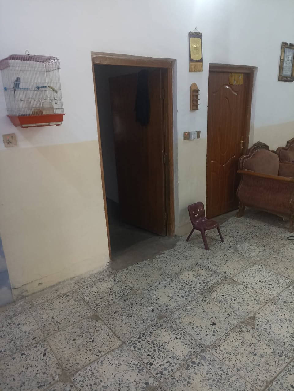 دار للبيع زراعي المساحه 800متر يتكون من استقبال ومطبخ وصاله وثلاث غرف نوم مع حدائق كبيرة اماميه عدد اثنين وحديقه خلفيه السقف سندويج السعر 75وبي مجال  المكان تقاطع النهروان مشروع تسعه نيسان مقابل حسينيه احباب الحسين الجاد بلشراء يتفضل خاص او يتصل على الرقم ***********
