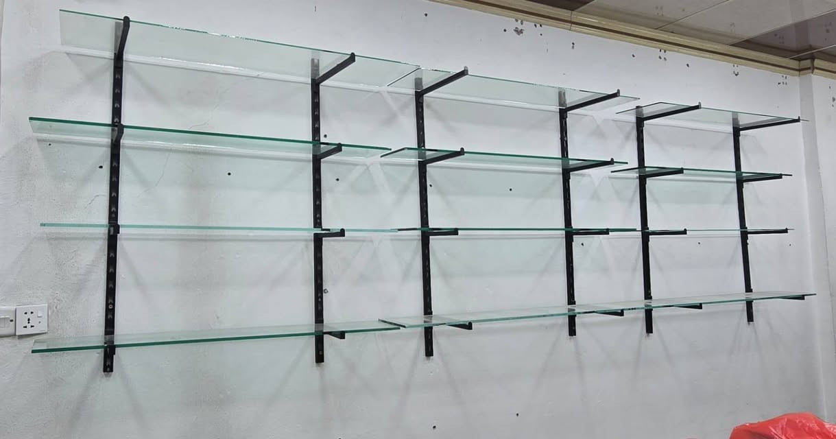 غراض محل موبايلات جاهو وكامل للبيع 
جامخانه 
رفوف  زجاج  عدد 4
رفوف ارضيه عدد 2 
لوحة كفرات بيضاء عدد 3
حمالات الكفرات عدد 100
ميز فاصل عدد 2
كرسي عدد 1 
كما موضح في الصور 
مستعمل شهرين فقط
الغراض مكلفاتني 1.550.000 
طالب عليهن 1.100.000
خاص او اتصال او واتساب 
***********
