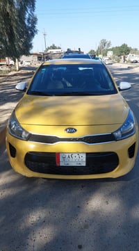 كيا ريو وارد بدون تبديل وحادث بسيط استعمال شخصي وبيهه مجال بسيط للتواص...