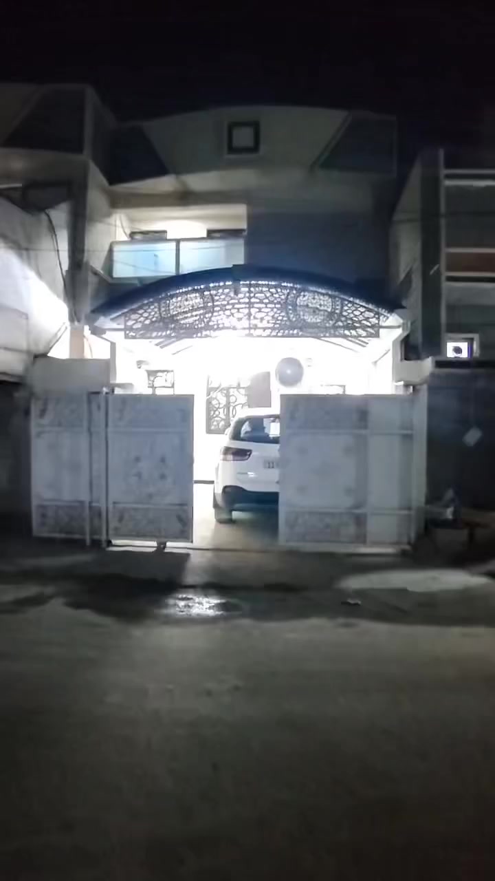 للبيع – بيت سكني طابقين بمساحة 110 متر في الالفين 891
المساحة: 110 متر
الأبعاد: عرض 5.5 متر × نزال 20 متر
عدد الطوابق: طابقين

⸻
🏠 تفاصيل الطابق الأرض

 • طرمة واسعة تتسع لسيارة + (تواليت) داخل الطرمة

 • مدخلان للبيت:
 • مدخل يؤدي إلى المطبخ والهول وباقي المنزل
 • مدخل مباشر على الاستقبال

 • الاستقبال والهول مفتوحان على بعض مع وجود باب خشبي كبير يمكن فتحه أو غلقه حسب الحاجة

 • مطبخ
 • غرفة نوم
 • حمام
 • تواليت

⸻
🏠 تفاصيل الطابق الأول

 • 3 غرف نوم
 • غرفتان منها تحتوي على حمام وتواليت (سويت)

درج يأدي الى سطح واسع وبه كرفان كامل للخزن

📞 رقم صاحب البيت:
(***********)
