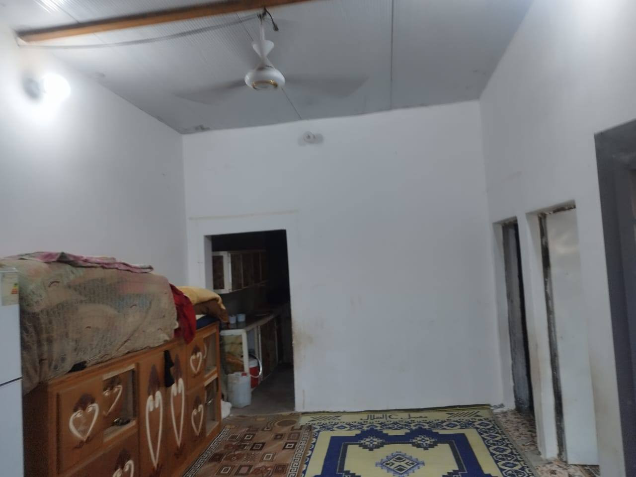 المكان حي الجوادين نزلت سيد وحيد
عل تبليط مباشر عل رئيسي مو فرعي 

مساحه البيت 400 متر بناء 150 وخلفه 250 

بيت بنائه غرفه ومطبخ وصاله واستقبال وصحيات خارجيه 

ملاحظه البيت بنائه بلوك وسكفه سندويج ملاحضه سكفه سندويج شغل مضبوط مشتغلينه درجه اولا

السعر 35 وبي مجال 

الاستفسار ***********
