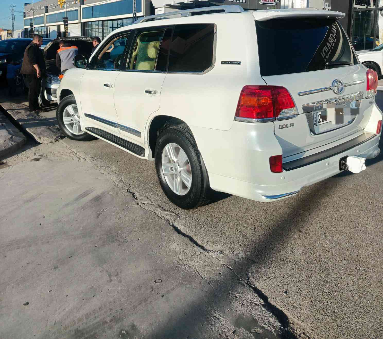 بيع مستعجل 
لاندكروز 2012 موصفاتGxrفول مواصفات محرك8سلندر 4600 كشنات جلد 3دكم كشن سلات 8ايرباك بصمه فول بيها بنيد مبدل وجاملغ امامي صبغ بدون دواخل جاهزة السيارة سعر305وبي مجال ***********
