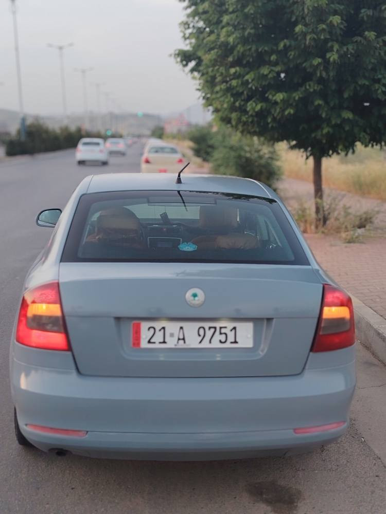سكودا 2011
***********
***********
سكودا  مه كينه 20گير عادي 
ته بريد 
سه نه وي تازه 
فحس و به رادي تازه 
هه موو گياني به شه رتي فحس و تراي و فيته ر
گير عادي 
دويني بوياخي ته واو بووه 
بوليش و سمارته ي ماوه 
چوار تايه ي لوك 
٥٩معامه له السليمانية, العراق
