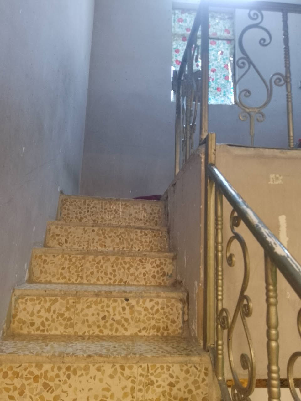 السلام عليكم بيت للبيع كماده حي طارق الوسط المسافه البيت 120 للاستفسار اتصل على هذا الرقم***********
