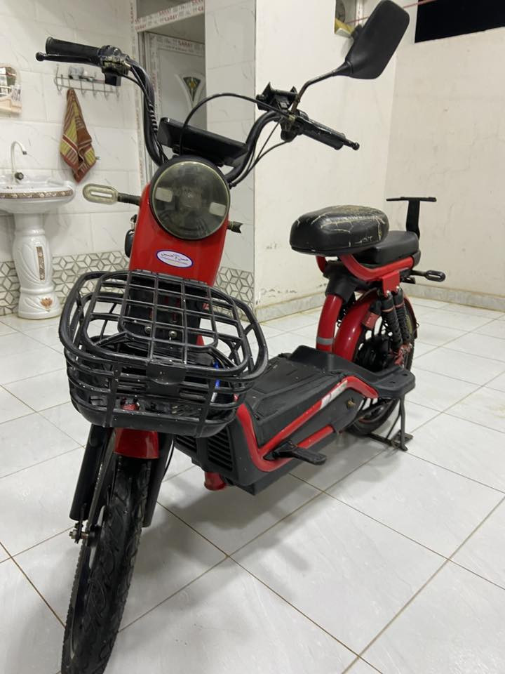 اسلام عليكم دراجة شحن للبيع نضافة ٩٠٪؜ نقصها بطاريات هابطة بس كاملة بس البطاريات السعر ١٦٠ وبيها مجال للاستفسار الاتصال على الرقم ***********
