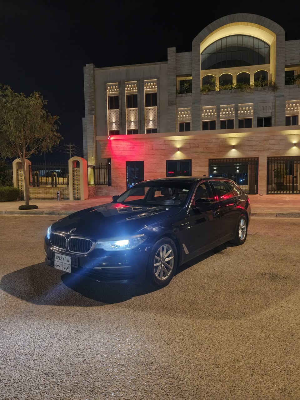 السلام عليكم
Bmw/520,2018
السعر ١٢٥$للبيع  فقط

بي ام دبليو موديل (2018 )
بيها  بيها باب كلير بدون دواخل
مكينه ٤ سلندرتوين تيربو    السياره خليجيه     
داخل جلد قرميدي بلادي ونظيف كلش 
كشن كامل كهربائي 
شاشه جبيره وماوس تحكم بالشاشه و وسائط ومعلومات السياره 
بصمه وحساسات امامي خلفي بلادي وشغال لايت زنون وعدسات متحركه اصل ترحيب مري ويدات البوب داخل الاناره كلها led بلادي السياره بيها led ابواب ودشبول متغير الالوان بلادي 
كروز سرعه وتحكم ستيرن اوتو ستوب هندبريك دكمه واوتو هولد تبريد ٣ قطع وكله لمس وشاشه ٣ وضعيات قياده نورما وسبورت وكومفورت صندوك كهرباء  
بيها بعد مواصفات والسياره نظيفه كلش وع الفحص 
السياره مكانها كربلاء 
السعر ١٢٥ وبيها مجال 
***********
