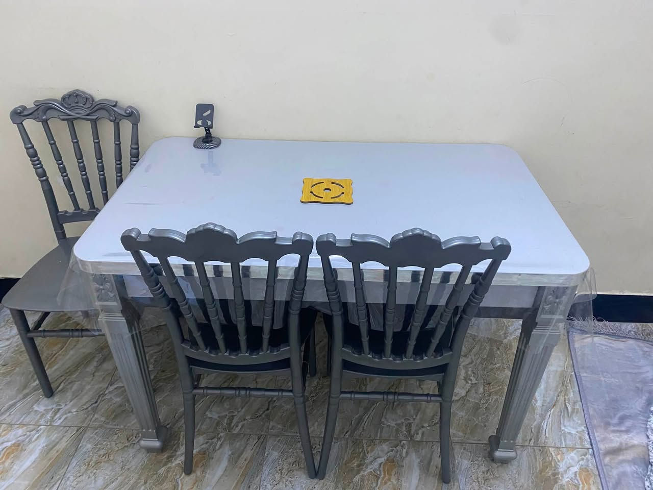 ميز طعام عظم عاج إطار فضي سطح فوول ،سعره ٢٠٠ آخو الجديد سبب البيع مخليته بغرفتي و اريد سرير بمكانه فما احتاجه بعد ولان ماله مكان فأبيعه حالياً فقط ١٢٥  مع مشمع شفاف عازل للحرارة هدية  فاللي تريده تتفضلي خاص  اجيبلهياه للبيت وع الفحص وتدللون


**إذا كنت صاحب هذا الإعلان وتريد حذفه لأي سبب، رجاءا أرسل رسالة إلى الدعم الفني**