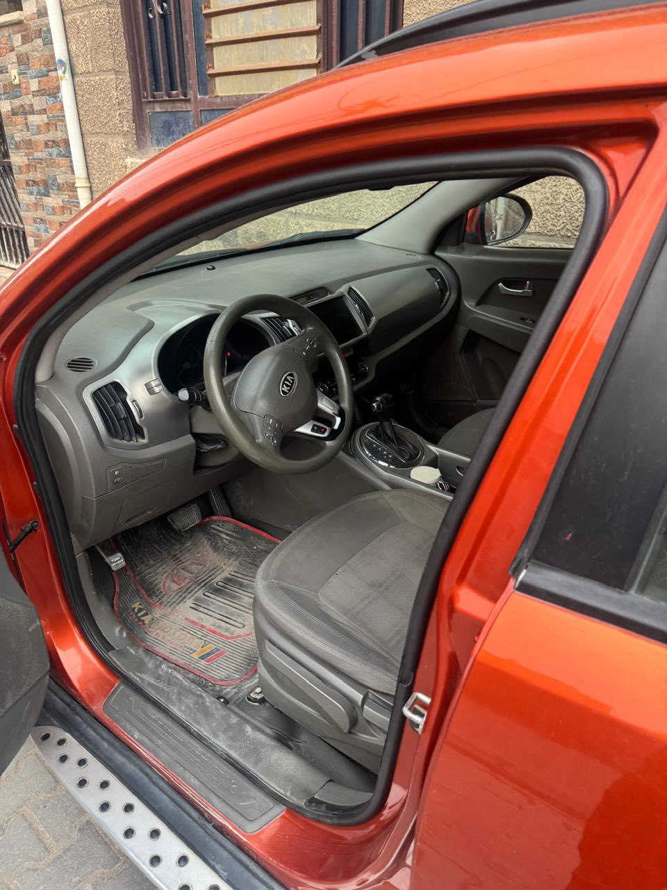 السلام عليكم 
سبورتج 2012 لون مشمشي 
بيه صبغ صفحه اثر شخوط 
وقطعتين كلير 
تحويل ثاني يوم 
مكينه دوش 
السعر 110وبيه مجال 
مكان السياره بغداد جديده شارع المسبح 
اي ستفسار ***********
