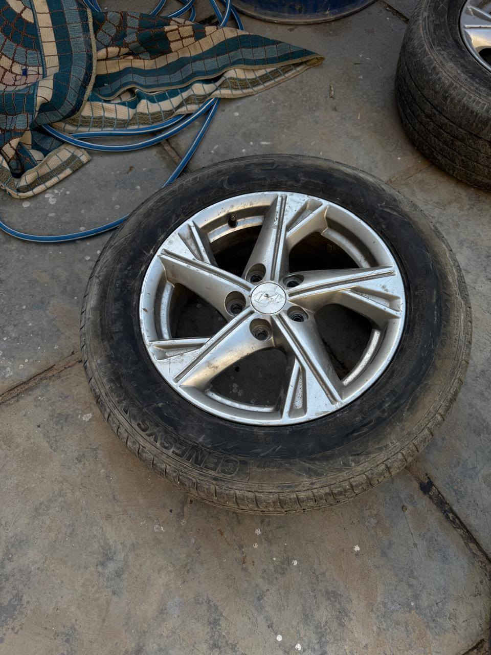 للبيع وياله سوناتا موديل 22 اربعه وياله تايرات نظاف وجدت لا عوج ولا فطر جدد على الفحص كوره اصليه مفتوحات من سياره مكاني نجف رقم التلفون ***********
