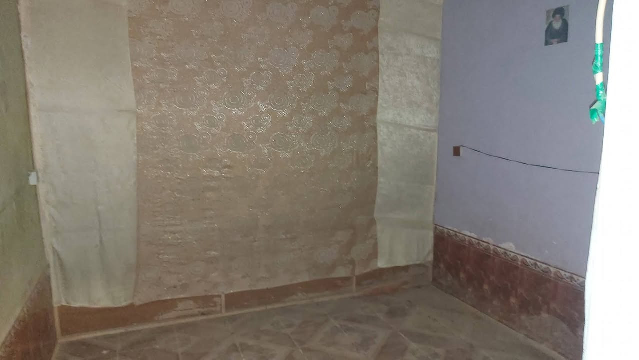 سلام عليكم
بيت للبيع طابو صرف 

مساحه ١٢٥م

وجه ٦وربع ونزال ٢٠م 

مكانه حي السيده زينب قريب للكليه البيطريه 

بناء طابوك عكاده يحتاج ترميم 

يتكون من 
👇
ديوانيه مطبخ صاله غرفتين وصحيات ومنور وطارمه جبيره 

السعر [٨٥]وقابل للتفاوض 

لاستفسار مراسلة الحساب أو الاتصال على الرقم 

***********
