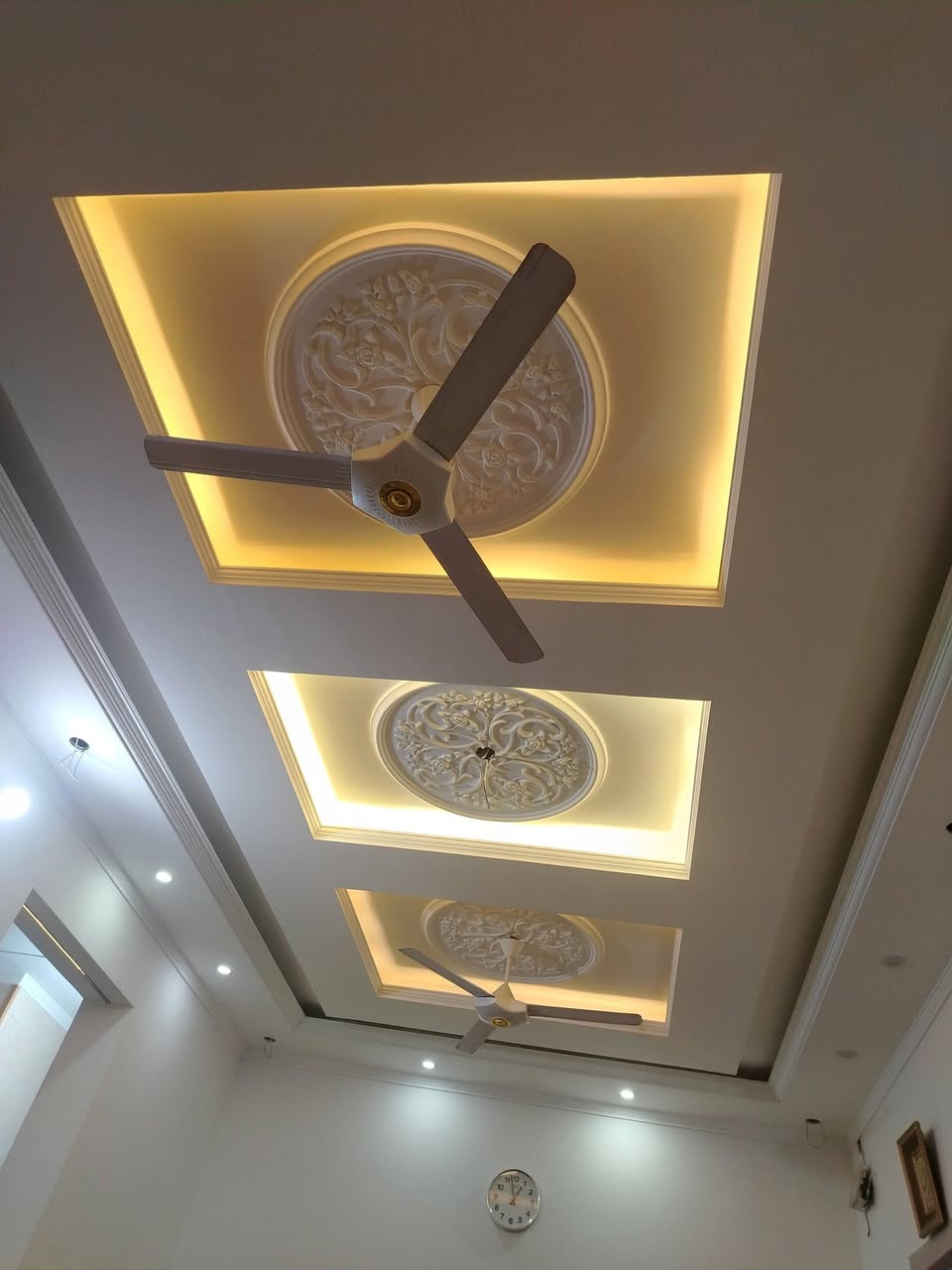 السلام عليكم بيت للبيع مساحه ٢٠٠ متر واجهه ١٠ نزال ٢٠ بيت بناء حديث نظام كهرباء حديث نظام ماء حديث البيت كله ديكورات مقابل حليب بلادي ع الخط السريع كدامه تشجير مساحه كبيره مجاوي وصحيات وسبالت الطابق الثاني كله مأسس بس مباني فوك للأستفسار *********** اني صاحب البيت مو دلال
