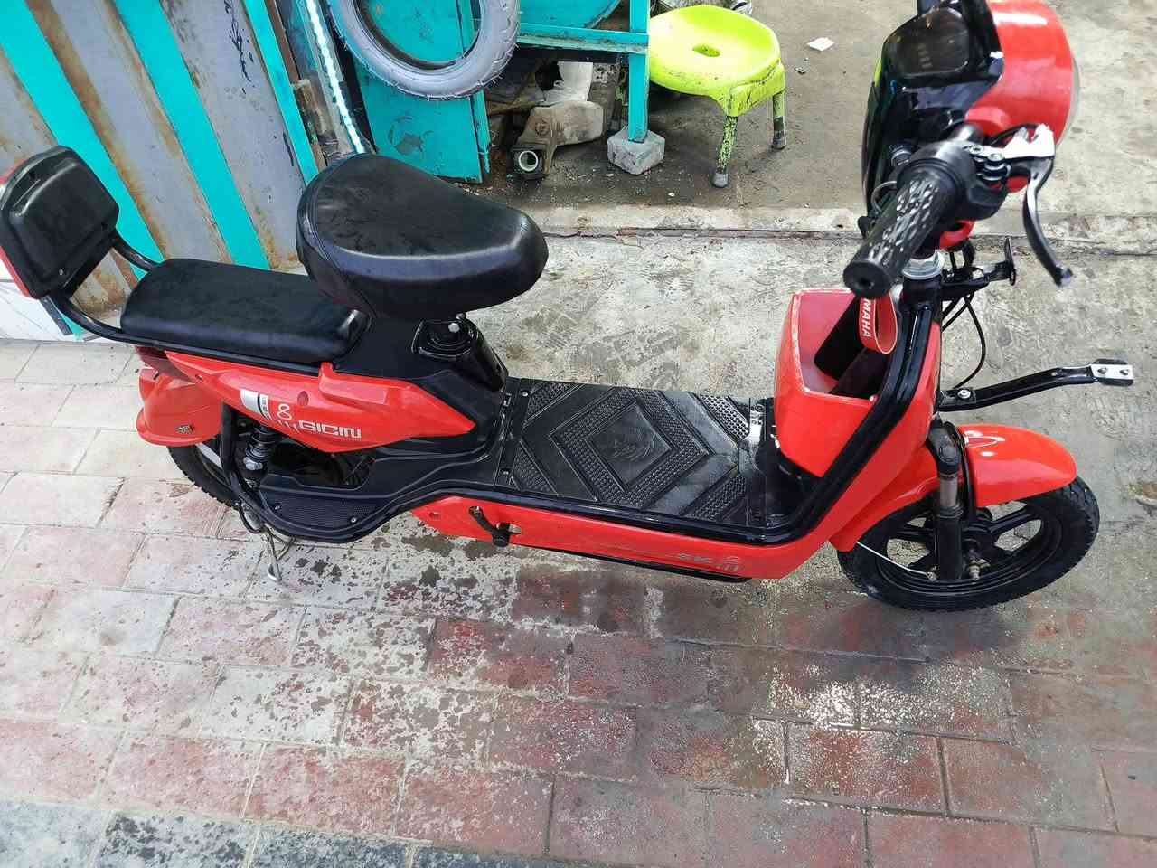 بايسكل شحن جديد استخدام 4اشهر جديد ونضيف سعر200وبيه مجال شراي يتصل ***********
