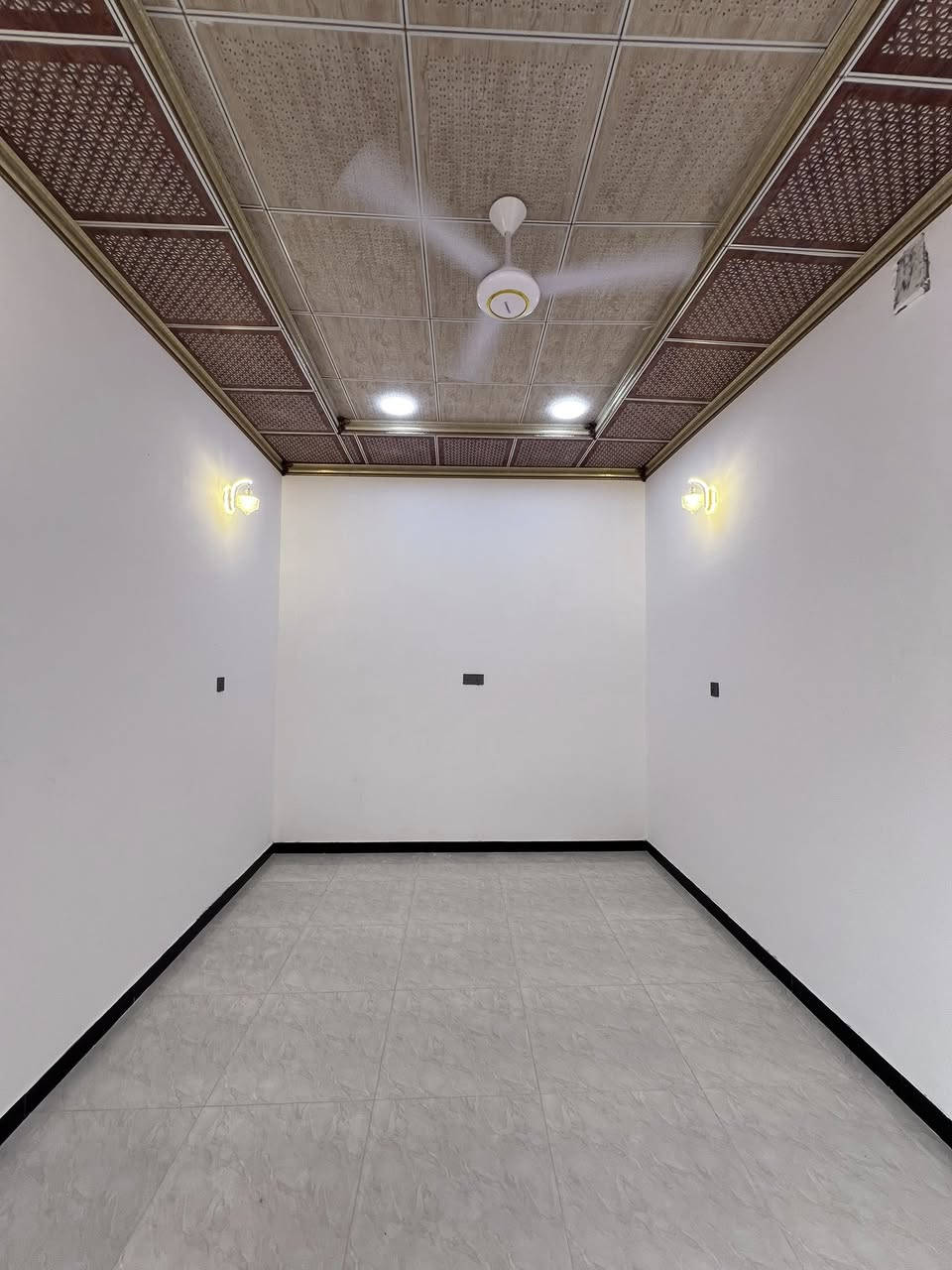 دار سكن للبيع 🏠
تستلم دارك عند المكاتبة مفتاح 🔑
تصميم مميز ملكي ( أكيد أجمل من التصوير )
#المساحة :: 120م 
الدار يقرب من السايدين الداخل 300م
#العنوان :: إبي الخصيب - الصنكر - قرب مازن سنتر .
#يحتوي :: كراج . استقبال . مطبخ . صحيات خارجية .
صالة . درج . صحيات داخلية . غرفتين منام . مناور .
…………….
ملك صرف زراعي عراقي نموذج 25
…………….
#السعر_المطلوب :: 77 مليون قابل للتفاوض .
…………….
#علماً / دار ثاني بجوار هذا الدار جاهز وبنفس التصميم .
……………
#للأستفسار :: ***********
