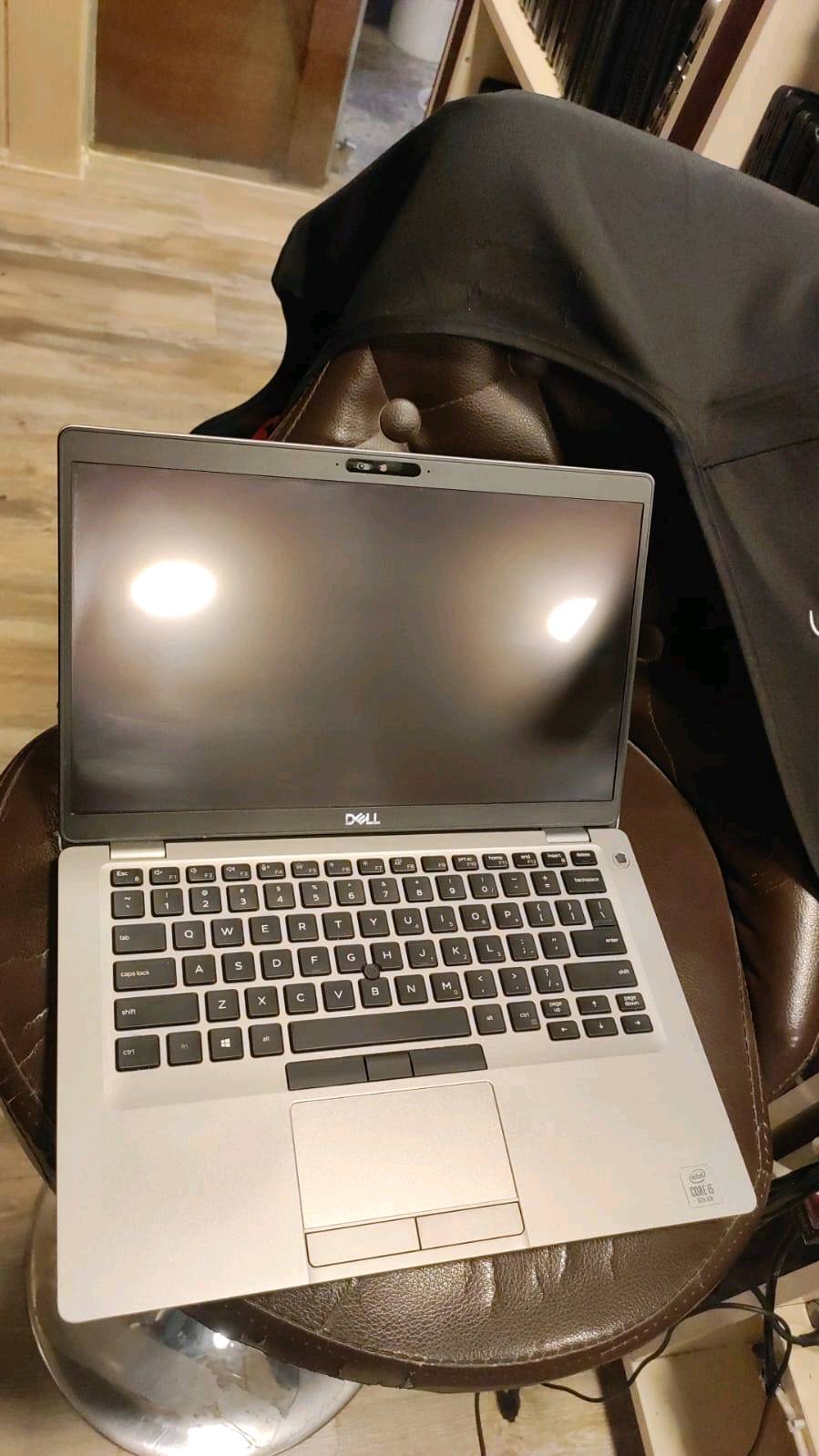 سلام عليكم 
1/لابتوب كور i5 جيل 10 
2/رام 8 (هارد 256SSD)
3/حجم الشاشه 14 انج 
4/(لمس) كيبورد انكليزي و بي لزكات عربي نضافه 95/100 
فقط شخط بسيط بل ضهر تصلن ما يبين 
5/كيبورد RGB
6/شاحنه لاصليه 
السعر 375و بيها مجال للشراي (بسيط)العنوان ميسان حي الشهداء بلخدمي للستفسار الاتصال على الرقم (***********)