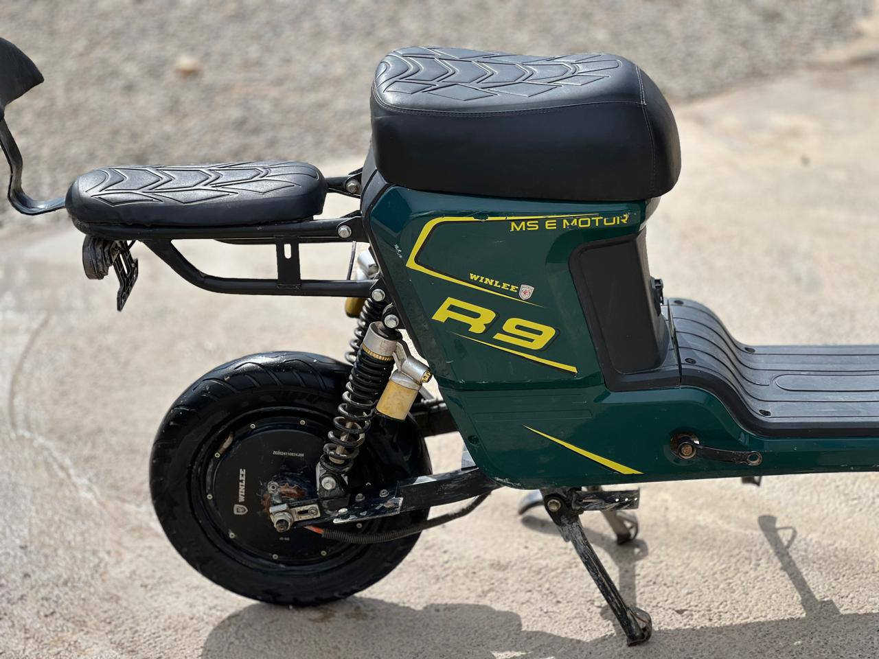 السلام عليكم موطور شحن R9 ونضيف نضام R ونضام تشغيل عن بعد بطاريته مال شركه ومستخدم شي قليل  أغراضه  كامله موجودات سعر 375وبي مجال الاتصال: ***********
