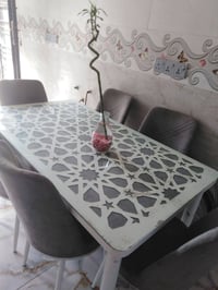 ميز طعام • للبيع • معاه مجال