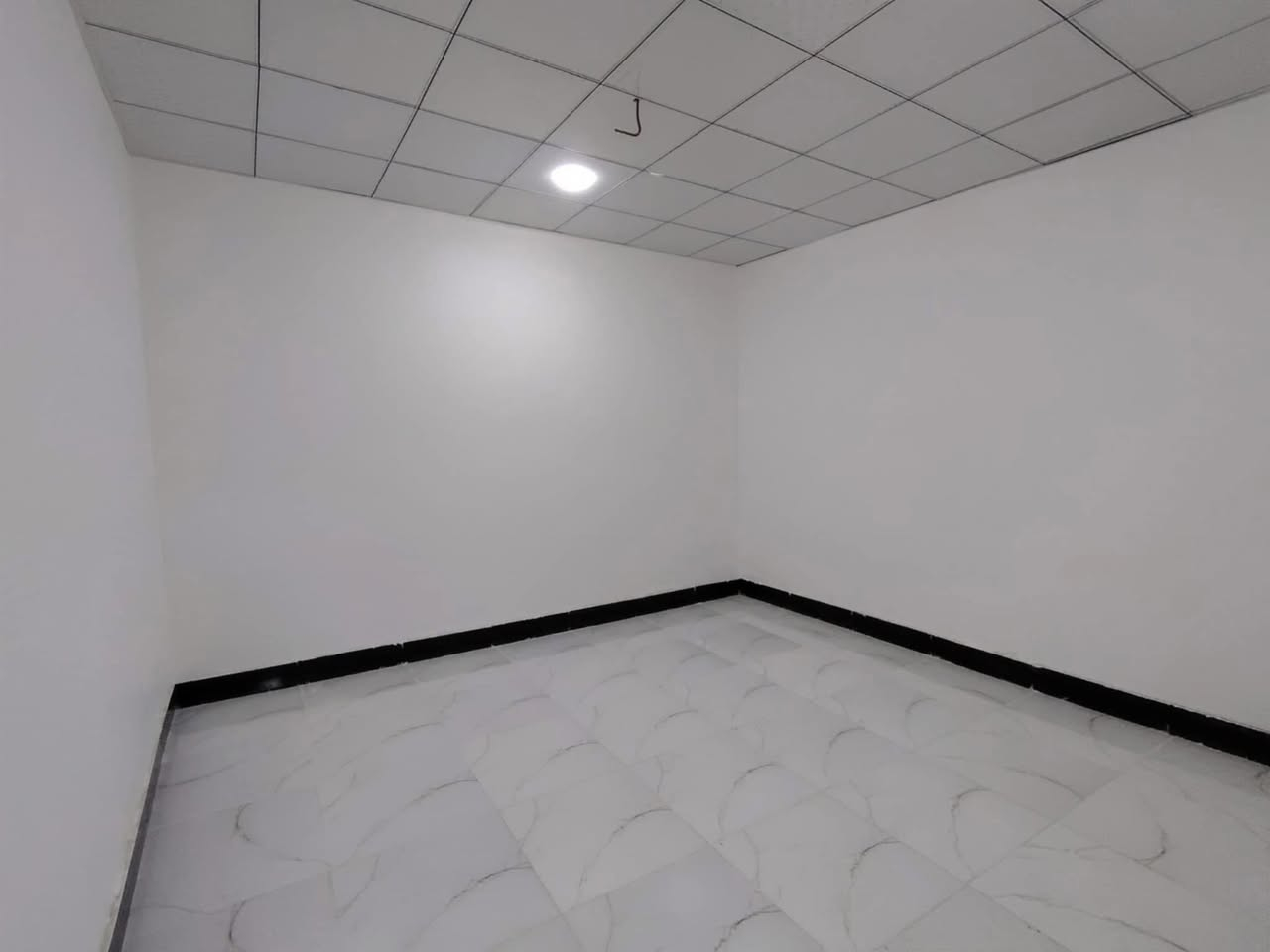 دار للايجار  (50 متر) شارع الصب عمود 321

السعر الايجار 200الف مقدمه شهرين 

يحتوي على طابق واحد

 غرفه   مطبخ   صاله    صحيات

خزان   سخان   ماطور. خط مولد 

ـــــــــــــــــــــــــــــــــــــــــــــــــــــ

دار بنضافه 100 بال،100

البيت جديد وغير مسكون 
للاستفسار اتصل ***********
