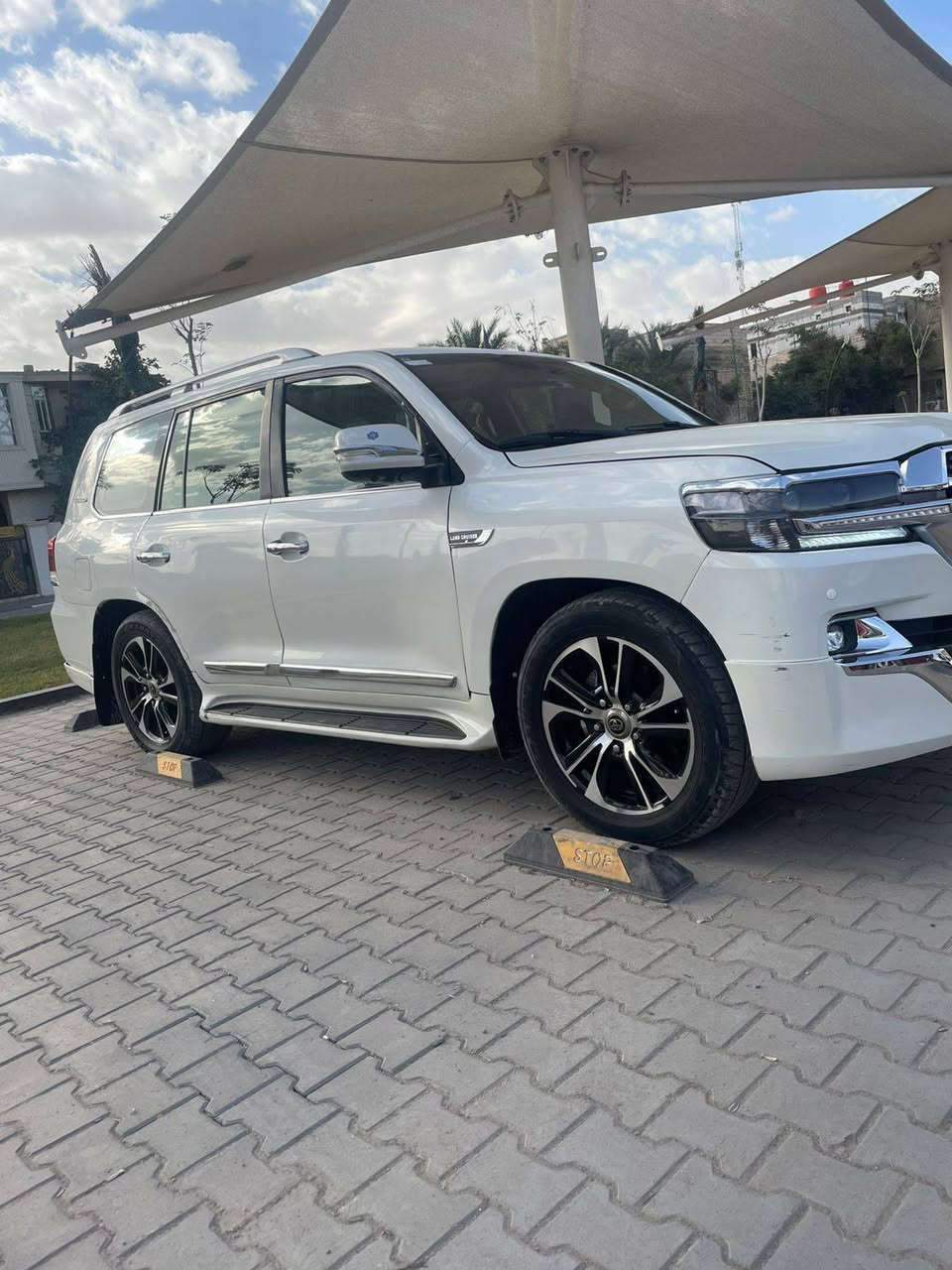 سلام عليكم لاند كروز 2009 محدث داخل وخارج 2021
 تحديث اصلي السياره نظيفه وحلوه مكينه كير كفاله مكينه 6 سلندر 4000  الحداديه نص عمر السياره بيها ضربه بالجاملغ الخلفي الايسر ومصبوغه عام للجماليه رقم بصره  تحويل مكانها البصره *********** السعر 270
