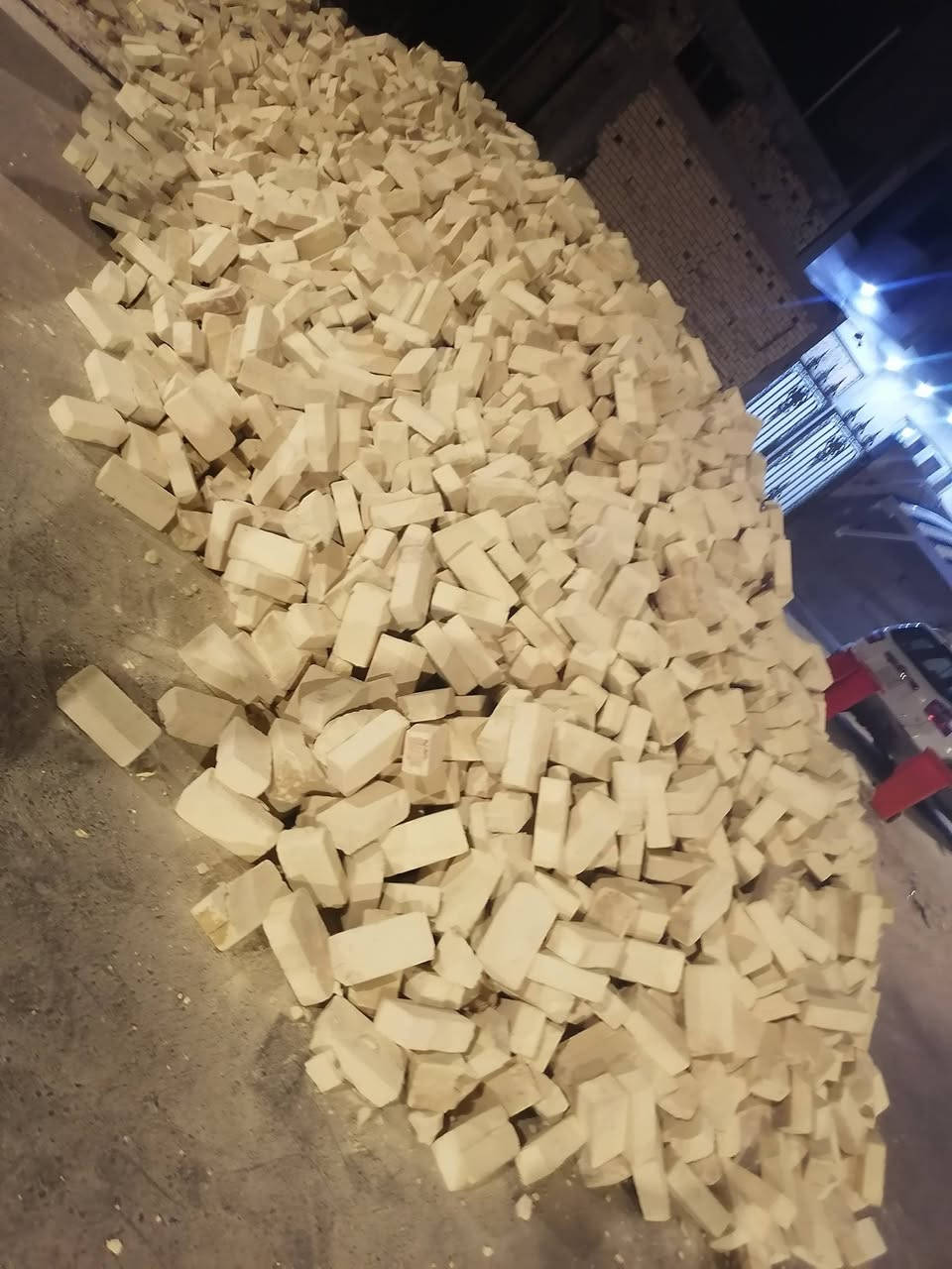 يوجد لدينا طابوك درجه اولى يوجد نوعين بيرنه معامل الطيب وانجكتر معامل العماره وشرط نسف يوجد تك وسكس خادمكم الحاج ابو عباس هاذه رقمي *********** وشغنه بيه تفاق مصداقيه كلام
