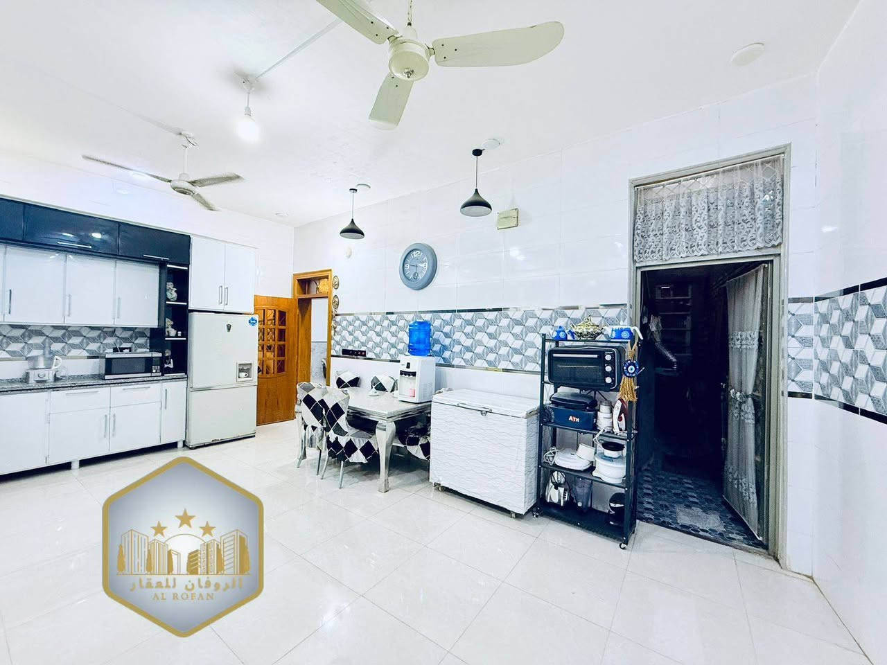 بيت للبيع طابو صرف 

قرب مدرسة الحدباء

المساحه ٢٤٠م

 طابق الاول غرفه عدد ٣ استقبال صاله مطبخ
 صحيات خارجيه وداخليه مناور طارمة

طابق الثاني صاله كبيره + هيكل غير مسقف 

الروفان للعقار 
 ***********

