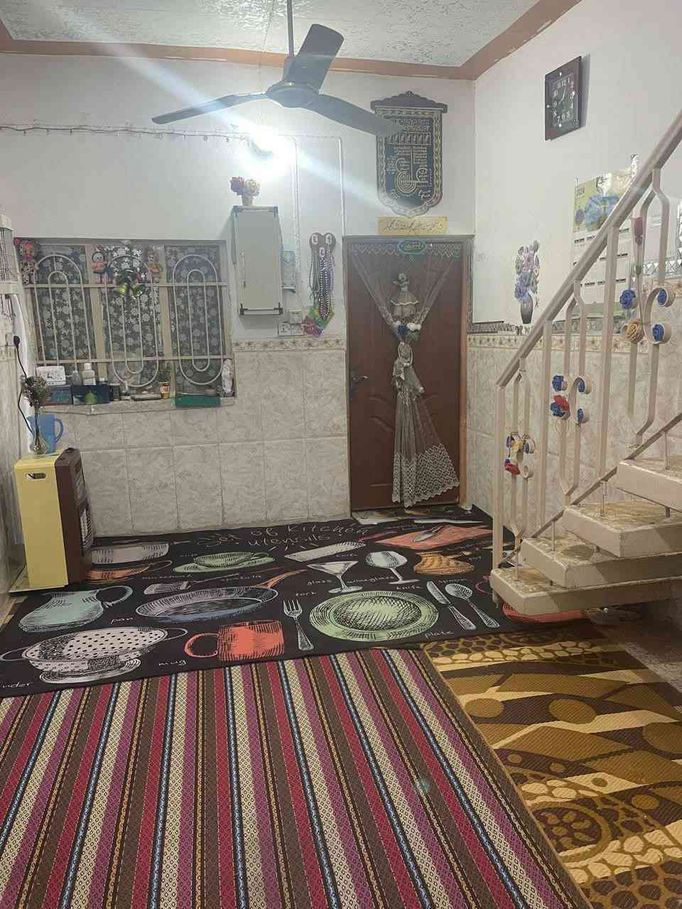 السلام عليكم بيت للبيع في كربلاء   اقرار  ٢٥  المساحة ٥٠ متر طابقين  الطابق الأرضي بي غرفة وصالة ومطبخ وحمام وتواليت والطابق الثاني بي غرفة وصالة وحمام مشترك وسطح بيت جاهز للسكن ونظيف وجميع الخدمات ومنطقة مخدومة مجاري ماي كهرباء الموقع قنطرة السلام شارع البرج مقابيل مجمع وارث وجسر المشاية الجديد شارع الزوار كل قريب عليه وقريب على المدرسي وبقية المناطق وقريب على الامام  سعره كلش مناسب للاستفسار الاتصال على الرقم هذا /***********
