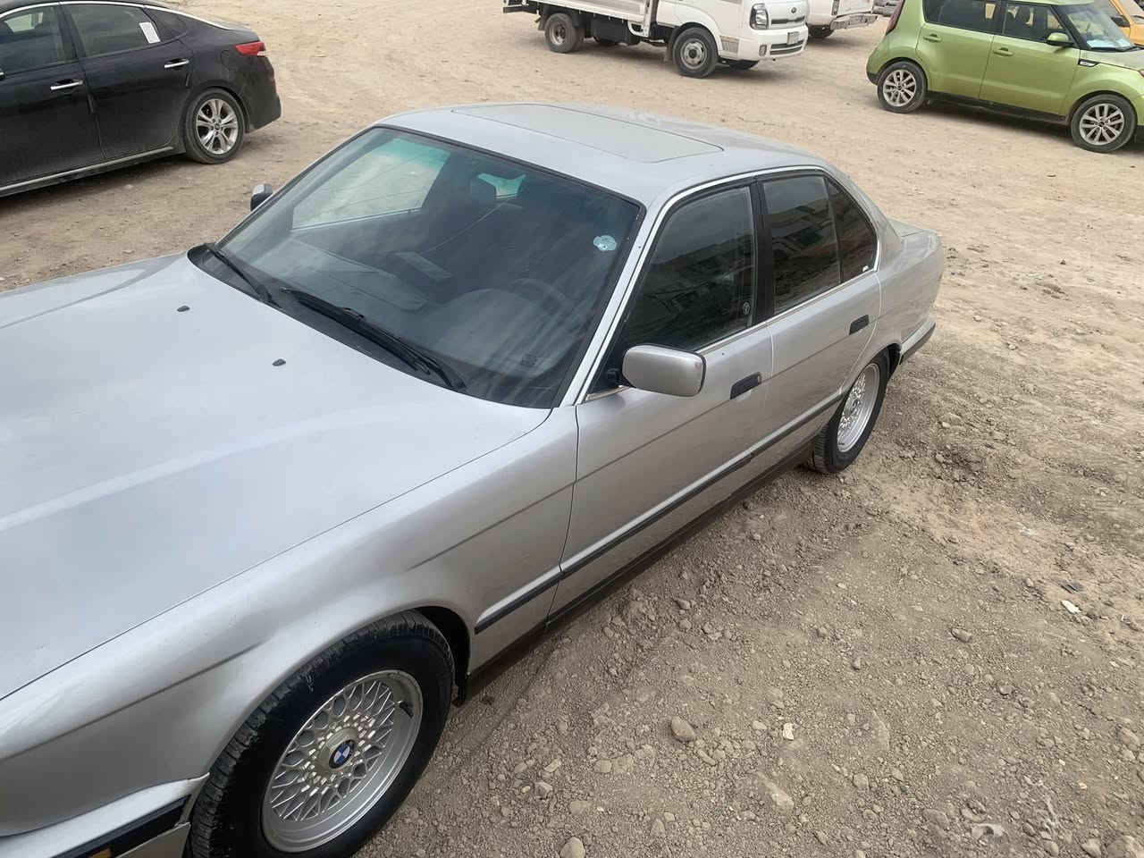 السلام عليكم بي ام للبيع موديل ٩٣ فول موصفات مكفوله من لضربه لسعر ٥٨ مكاني بابل ***********
