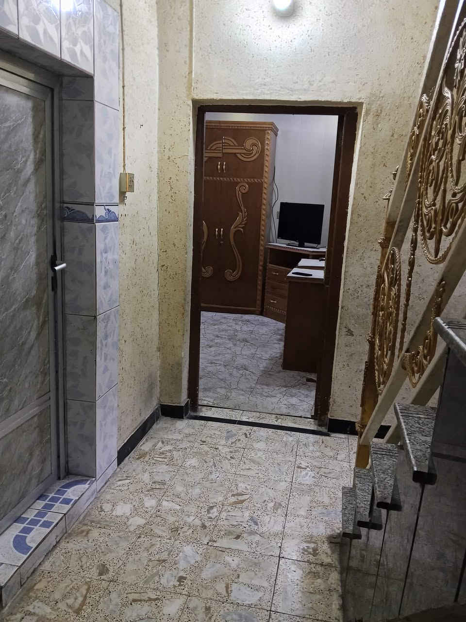 السلام عليكم دار للبيع ٢٠٠م طابقين حي العمال شارع بيت حجية طليعة الطابق الاول هول وصاله ومسلك وغرفة نوم ومطبخ مع صحيات 
الطابق الثاني غرفتين نوم ومطبخ ومجمع صحيات 
للاستفسار ***********
