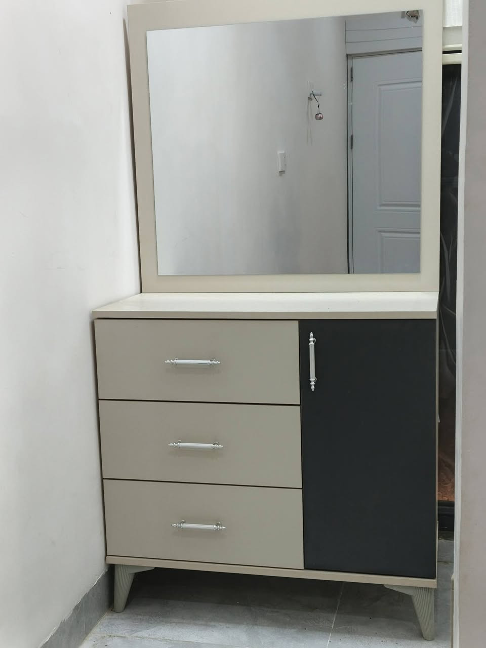 سلام عليكم غرفه نوم مودرن كلش حلوه ونازكه 7 قطع كنتور 3 امتار 8 ابواب اثنين منهن جام واضائات لينر بلكنتور والكومديات 
والسرير شامو وجك هايدروليك سعره قفل 750 الف (( مشتريها قبل اسبوع اب مليون وسبب البيع اريد اخذ غرفه شبابيه مال نفر ))
عنواني كركوك ***********
